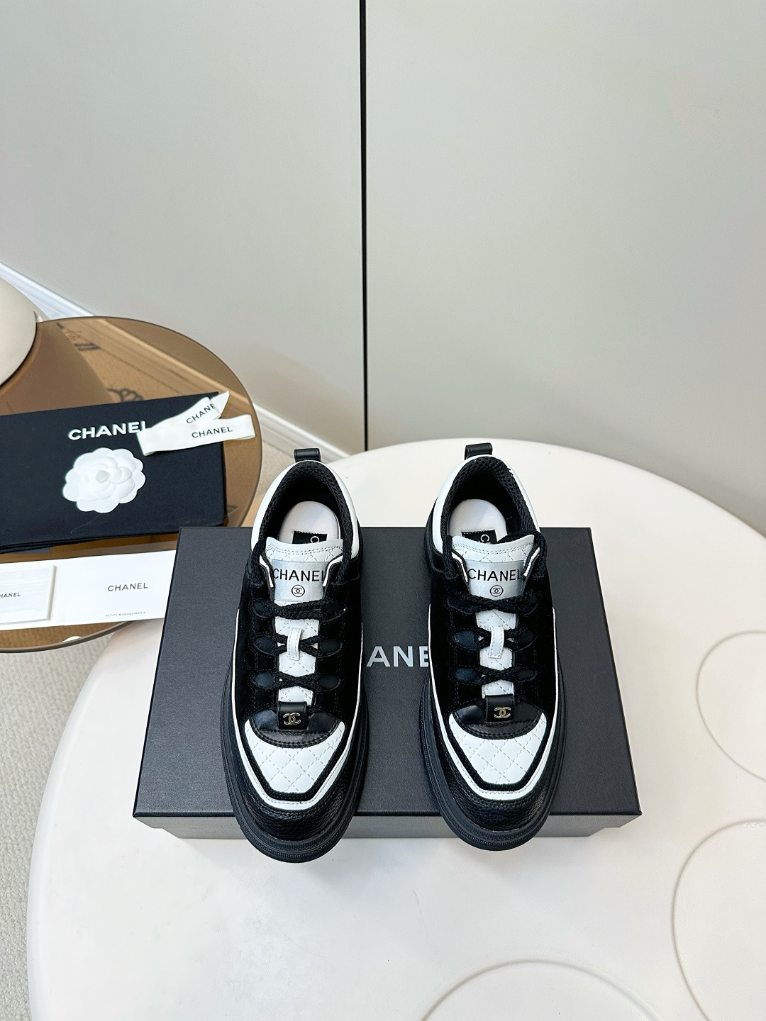 NO:627946,CHANEL 25C early spring vacation style new casual shoes P. A pair of comfortable shoes can reduce the fatigue on your feet. The new style is very versatile. Whether it is daily wear, sister gatherings, workplace commuting, outdoor sports and various occasions, it can be easily controlled. It increases the height, straightens the legs, modifies the foot shape, is comfortable and comfortable without rubbing the feet. It has good breathability. It can also be worn in summer. It can also be worn by office workers with a full temperament. Fabric pebbled cowhide + plaid pad to show off sheepskin  Original molded rubber foam outsole!  size: 35-40 (41 is custom-made and cannot be returned or exchanged), casual shoes/sports shoes, chanel, sneakers, cowhide, sheepskin19860909CHANEL 25C早春度假款新鞋型休闲鞋Ｐ 一双舒适的鞋子能给自己减少脚下的劳累,新款Very 百搭 不管是日常穿搭,姐妹聚会 职场通勤,户外运动及各种场合都是可以轻松驾驭的增高显腿直、修饰脚型、舒服舒适不磨脚、透气性很好、夏天也可以穿哦、穿上气质拉满上班族也能轻松拥有 面料荔枝纹牛皮+格纹垫秀羊皮 原版开模橡胶发泡大底！ size: 35-40 (41定做不退不换),休闲鞋/运动鞋,chanel,sneakers,cowhide,sheepskin,Women's Shoes