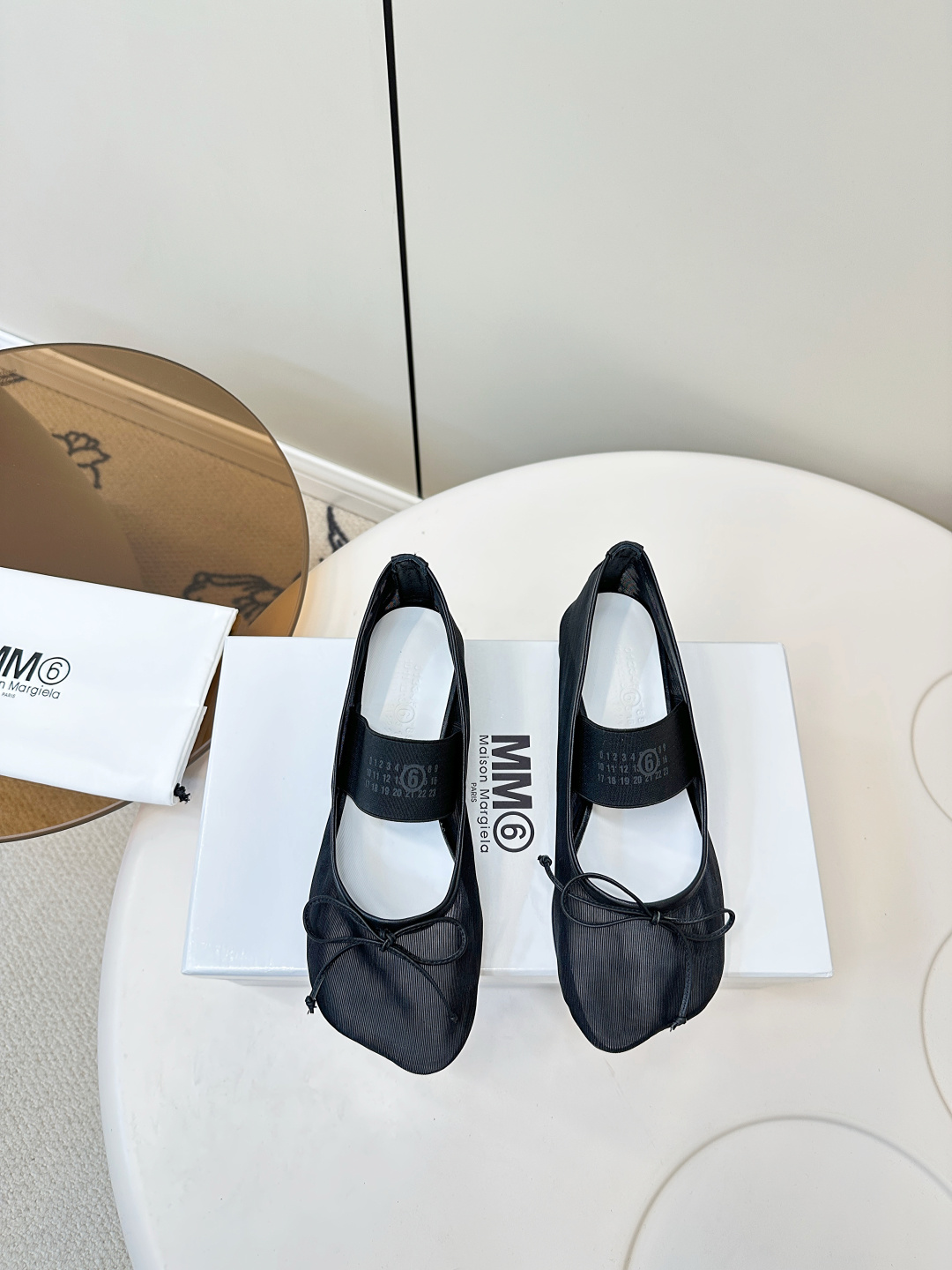 NO:627967,Maison Marginal* MM6 Margiela 25 new Mary Jane ballet mesh dance shoes. The split-toe head shape design with the elements of traditional ballet shoes looks very fashionable and outstanding. The elastic design on the instep not only highlights the practicality but also has obvious visual logo letter printing. The mesh is refreshing and breathable!  You can also show off your beautiful feet!  Sheepskin splicing mesh, cowhide feet, original molded heel, genuine leather outsole imported from Italy, heel: 1.5cm, size: 35-40 (40 custom made, non-returnable, non-exchangeable), ballet shoes, masion margiela, masion margiela, mary jane, cowhide, sheepskin, Leather soles19860909Maison Marginal* MM6马吉拉25新款玛丽珍芭蕾舞网纱跳舞鞋 苹果分趾的头型设计搭配传统芭蕾舞鞋的元素显得十分时尚出挑 脚背处的松紧设计不仅突出实用性而且带有明显视觉logo字母印花 网纱清爽透气！还能展示你的美脚！ 羊皮拼接网纱 牛皮垫脚 原版开模鞋跟 意大利进口真皮大底 鞋跟: 1.5cm 码数:35-40（40订做不退不换）,芭蕾舞鞋,masion margiela,masion margiela,mary jane,cowhide,sheepskin,Leather soles,Women's Shoes