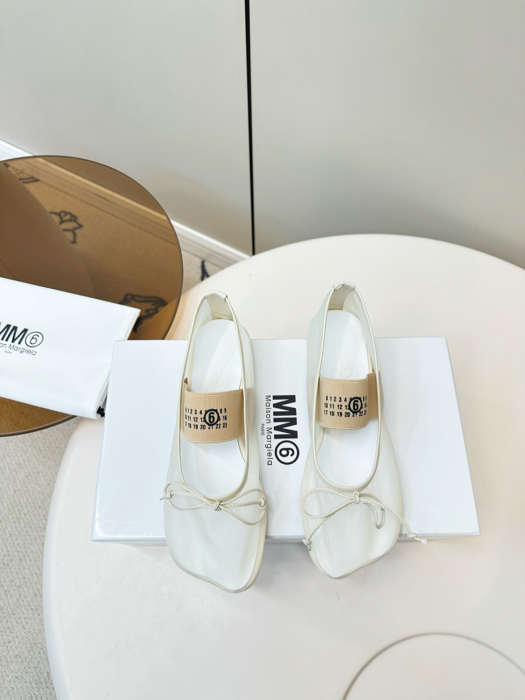 NO:627974,Marginal* MM6 Margiela 25 new Mary Jane ballet mesh dance shoes. The split-toe head shape design with the elements of traditional ballet shoes looks very fashionable and outstanding. The elastic design on the instep not only highlights the practicality but also has obvious visual logo letter printing. The mesh is refreshing and breathable!  You can also show off your beautiful feet!  Sheepskin splicing mesh, cowhide feet, original molded heel, genuine leather outsole imported from Italy, heel: 1.5cm, size: 35-40 (40 custom made, non-returnable, non-exchangeable), ballet shoes, masion margiela, masion margiela, mary jane, cowhide, sheepskin, Leather soles19860909Marginal* MM6马吉拉25新款玛丽珍芭蕾舞网纱跳舞鞋 苹果分趾的头型设计搭配传统芭蕾舞鞋的元素显得十分时尚出挑 脚背处的松紧设计不仅突出实用性而且带有明显视觉logo字母印花 网纱清爽透气！还能展示你的美脚！ 羊皮拼接网纱 牛皮垫脚 原版开模鞋跟 意大利进口真皮大底 鞋跟: 1.5cm 码数:35-40（40订做不退不换）,芭蕾舞鞋,masion margiela,masion margiela,mary jane,cowhide,sheepskin,Leather soles,Women's Shoes