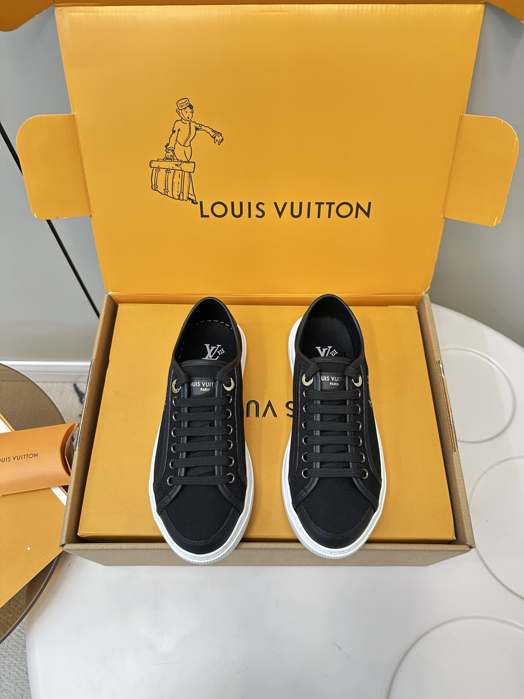 NO:448168,Top version (official website synchronous box packaging) Lv Donkey Brand 25 new Lagoon sports and casual shoes Monogram Denning canvas shoes Classic design injected with a retro atmosphere. Leather trim is seen with Louis Vuitton logo, inscribed eyelets, laces and shoelaces show exquisite details. The upper is customized imported denim/cowhide fabric, inner cowhide foot pad imported canvas, original mold opening tpu outsole Size#35-41 (40.41 custom made without return or exchange), casual shoes/sports shoes, louis vuitton, louis vuitton, louis vuitton, louis vuitton, sneakers, cowhide19860909顶级版本（官网同步盒包装） Lv驴牌25新款Lagoon 运动休闲鞋Monogram 丹宁帆布鞋 经典设计注入复古气息.皮革饰边跃现路易威登标识,铭纹孔眼、镶边和鞋带彰显考究细 鞋面原版订制进口牛仔布/牛皮面料, 内里牛皮里垫脚进口帆布, 原版开模tpu大底 Size#35-41（40.41定做不退换）,休闲鞋/运动鞋,louis vuitton,louis vuitton,louis vuitton,sneakers,cowhide,Women's Shoes