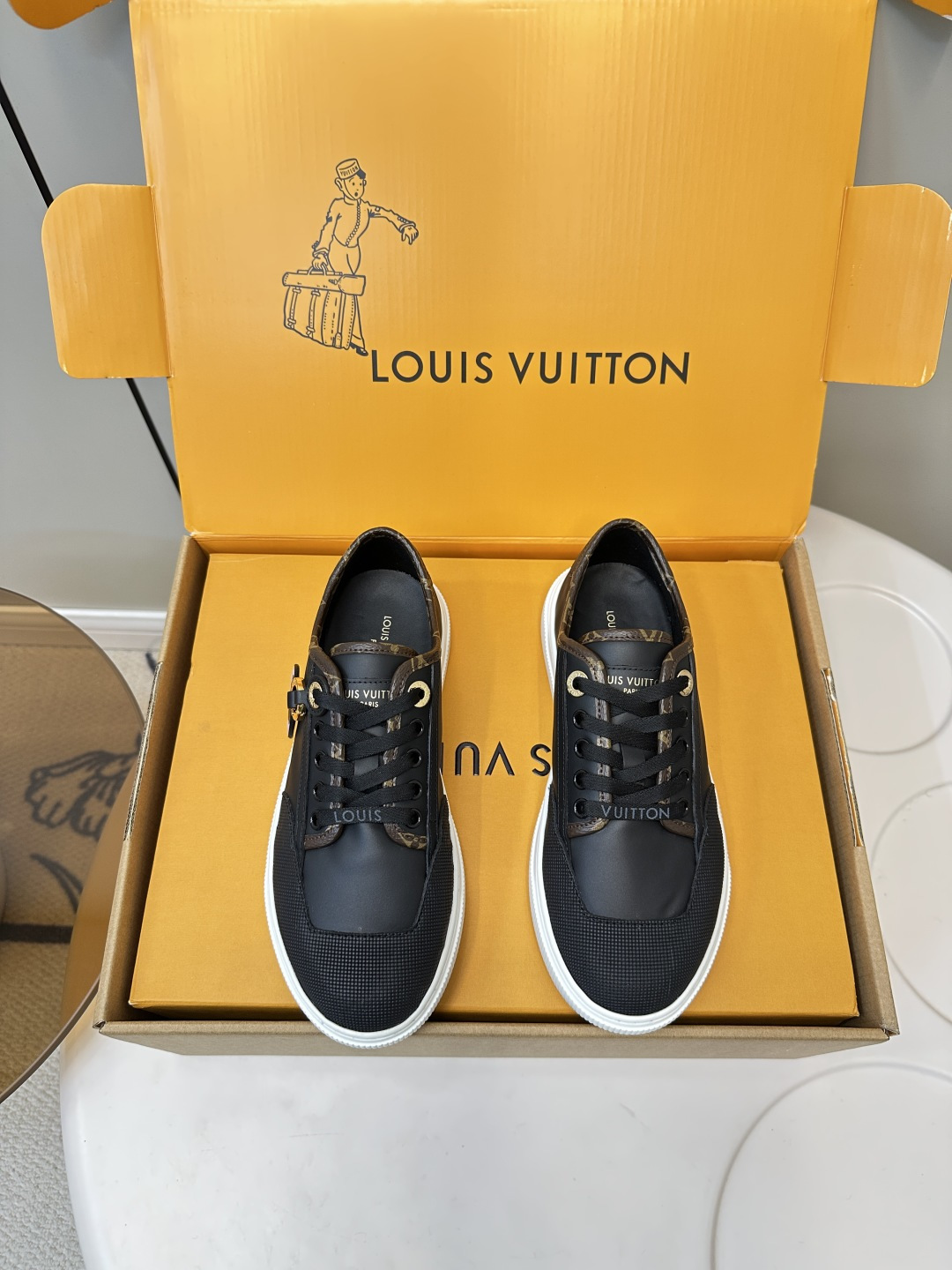 NO:627981,Top version (packaged in official website synchronization box) LV brand 25 new Lagoon sports and leisure white shoes sneakers P original customized decorative buckle!  The classic design is infused with a retro flavor. The leather trimmings pop out with the Louis Vuitton logo, and the engraved eyelets, trimmings and laces highlight the exquisite details. The upper is made of original calfskin leather, the lining is made of imported canvas, and the lining is made of imported canvas. The original molded TPU outsole is Size#35-41 (40.41 custom-made and non-refundable), casual shoes/sports shoes, louis vuitton, louis vuitton, louis vuitton, sneakers, cowhide19860909顶级版本（官网同步盒包装） Lv驴牌25新款Lagoon 运动休闲小白鞋 板鞋P 原版定制装饰扣！ 经典设计注入复古气息.皮革饰边跃现路易威登标识,铭纹孔眼、镶边和鞋带彰显考究细 鞋面原版小牛皮牛皮面料, 内里牛皮里垫脚进口帆布, 原版开模tpu大底 Size#35-41（40.41定做不退换）,休闲鞋/运动鞋,louis vuitton,louis vuitton,louis vuitton,sneakers,cowhide,Women's Shoes