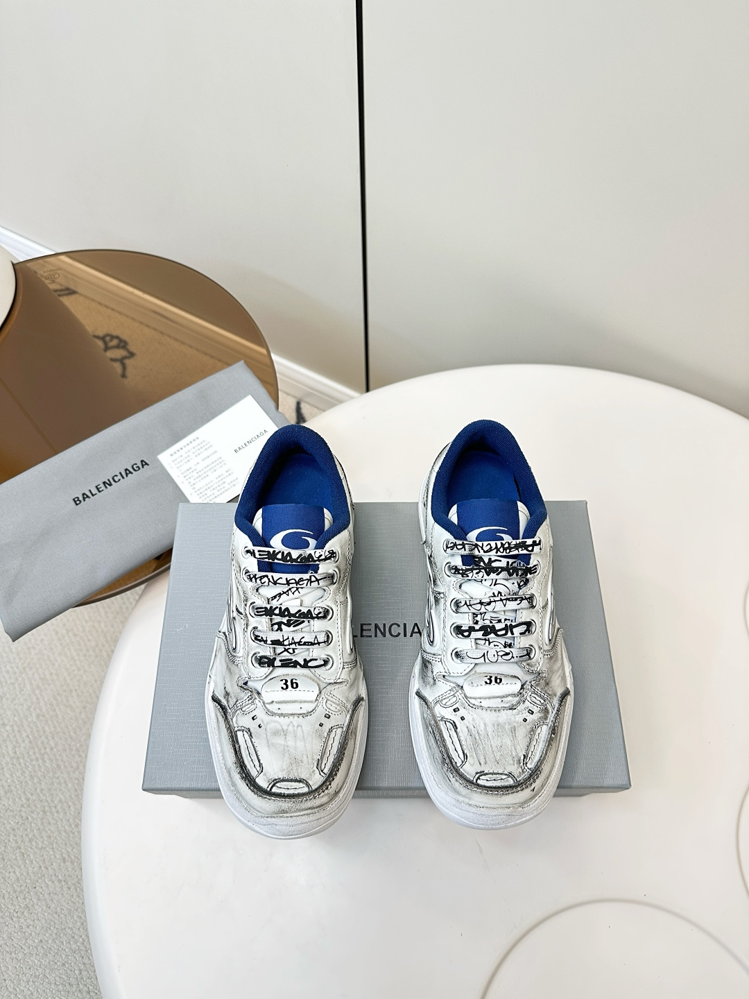 NO:627938,Top quality (with airplane case) BaLenciaga Balenciaga Winter25 autumn and winter Hamp tons sneakers, couple style, retro beggar shoes, dirty shoes. Under the helm of the creative genius Deanna, the Winter25 series reshapes the definition of fashion, taking classic shoes as the prototype, decorated with 3B Spores and Spores logos, creating a streamlined silhouette,  The asymmetric tailoring design of the shoe upper is supplemented by raw edges, distressed marks, exposed seams at frayed edges, loose seams in details, hole marks, scratch marks and asymmetrical design to create a retro and casual atmosphere. The crow-style brand logo on the outside of the shoelaces and the curved toe structure bring out the uninhibitedness and personality of DIY.  Size 35-45 (45 customized, non-refundable and non-exchangeable) 39.40, order notes for men and women, casual shoes/sports shoes, balenciaga, balenciaga, sneakers19860909顶级品质（配飞机盒） BaLenciaga 巴黎世家Winter25秋冬Hamp tons运动鞋 情侣款 复古乞丐鞋 脏脏鞋 创意鬼才Deanna掌舵下Winter25系列重塑时尚定义、以经典鞋履为原型、饰以3B Spores与Spores标志、打造流线型轮廓、 鞋面釆用不对称剪裁设计辅以毛边、做旧痕迹、磨损边缘外露缝线、细节处松脱的缝线以及车孔痕辸、刮擦痕辸与不对称设计营造出复古随性氛围. 鞋带外途鸦式品牌标识与弯曲鞋头结构、自带DIY的不羁与个性. 码数35-45(45定制不退不换)39.40下单备注男女,休闲鞋/运动鞋,balenciaga,balenciaga,sneakers,Women's Shoes