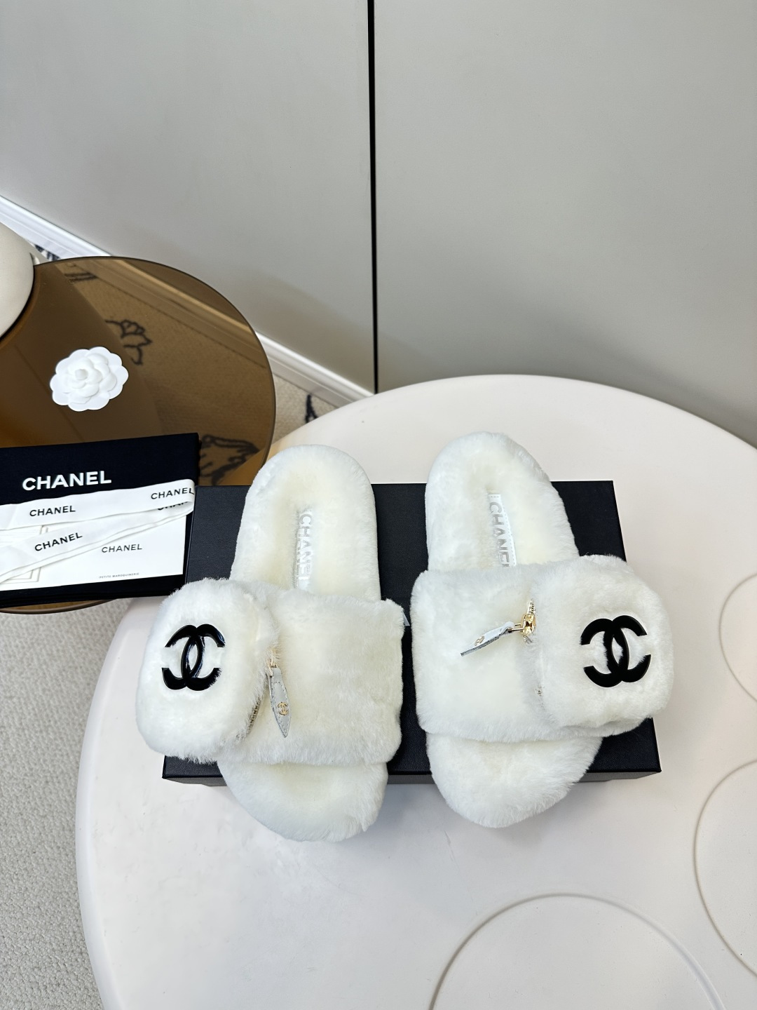 NO:627911,CHANEL｜Xiaoxiang 25P Autumn and Winter Bag Decoration Thick-Soled Lazy Wool Slippers. A must-have for lazy people. These slippers will become addictive after wearing them. They are super soft and comfortable. They let you get rid of all the restraints. The cute bread shoe shape is very friendly to babies with wide feet. The outsole has a certain thickness. It makes your legs slim and long when worn. The Velcro can be adjusted to the size at will. A must-have for fashionistas!  The foot bed fits the soles of the feet very well and is very comfortable to wear. The comfort is visible to the naked eye. There is no stress after a day of running around. The fabric is made of pure wool and fur. Original foam outsole SIZE35-40 (customized for 40 and 41), furry shoes and slippers, chanel, slippers19860909CHANEL｜小香25P秋冬包包装饰厚底懒人羊毛拖鞋 懒人必备穿了会上瘾的拖鞋 巨软巨舒服 让你摆脱一切的束缚感呆萌的面包鞋型 对脚宽的宝宝很友好 大底有一定的厚度 穿上巨显腿细腿长 魔术贴可随意调节大小 时髦精必备！ 垫脚脚床很贴合脚底 穿着非常舒服 是肉眼可见的舒适感 暴走一天无压力 面料纯羊毛皮毛一体 原版发泡大底 SIZE35-40（40、41订做）,毛毛鞋拖鞋,chanel,slippers,Women's Shoes