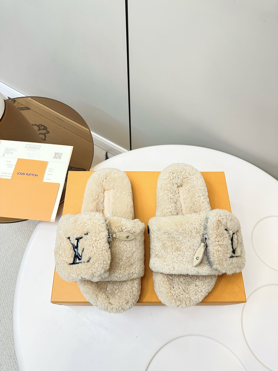 NO:627917,Louis vuitton 2025 new wool slippers Velcro bag lazy slippers, top quality pure fur and straight hair! Super warm feeling, wearing it feels like stepping on clouds. LV classic presbyopia decoration, exquisite and high-end! Let the value of this pair of hairy mops increase dramatically! The sole is an original molded EVA foam anti-slip outsole, which is very easy to wear and does not slip. The sole has a certain thickness and is extremely comfortable! LV wool bag with wool upper, original imported wool lining, original imported wool for feet, original molded foam outsole, original full set of packaging drawer box, code number 35-40 (40, 41, customized, non-returnable), woolen shoes and slippers, louis vuitton, louis vuitton, slippers19860909Louis vuitton 2025 新款羊毛拖鞋魔术贴包包懒人拖鞋 頂级品质纯皮毛一体直毛打造！超温暖的感觉,穿上仿佛踩在云朵上LV经典老花装饰,精致高级！让这双毛拖身价陡增！鞋底是原版开模的EVA发泡防滑大底,非常好穿不打滑,而且鞋底有一定厚度,舒适度极佳！ 鞋面羊毛LV羊毛包包 内里原版进口羊毛 垫脚原版进口羊毛 大底原版开模发泡底 包装原版全套抽屉盒 码数35-40（40、41、定制不退换）,毛毛鞋拖鞋,louis vuitton,louis vuitton,slippers,Women's Shoes
