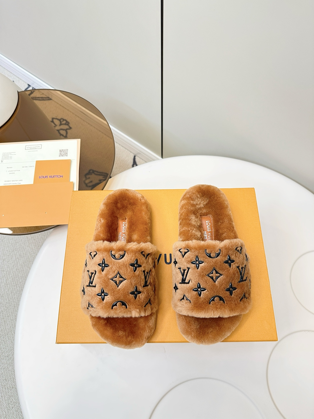 NO:627923,Louis vuitton 2025 new wool slippers are made of fine and soft wool, top quality pure fur and straight hair! Super warm feeling, wearing it feels like stepping on clouds. LV classic presbyopia decoration, exquisite and high-end! Let the value of this pair of hairy mops increase dramatically! The sole is an original molded EVA foam anti-slip outsole, which is very easy to wear and does not slip. The sole has a certain thickness and is extremely comfortable! Original imported wool glue LOGO on the upper, original imported wool on the lining, original imported wool on the feet, original molded foam sole on the outsole, original full set of drawer boxes, packaging, code number 35-40 (40, 41, customized, non-refundable), furry shoes and slippers, louis vuitton, louis vuitton, slippers19860909Louis vuitton 2025 新款羊毛拖鞋细柔软羊毛 頂级品质纯皮毛一体直毛打造！超温暖的感觉,穿上仿佛踩在云朵上LV经典老花装饰,精致高级！让这双毛拖身价陡增！鞋底是原版开模的EVA发泡防滑大底,非常好穿不打滑,而且鞋底有一定厚度,舒适度极佳！ 鞋面原版进口羊毛滴胶LOGO 内里原版进口羊毛 垫脚原版进口羊毛 大底原版开模发泡底 包装原版全套抽屉盒 码数35-40（40、41、定制不退换）,毛毛鞋拖鞋,louis vuitton,louis vuitton,slippers,Women's Shoes