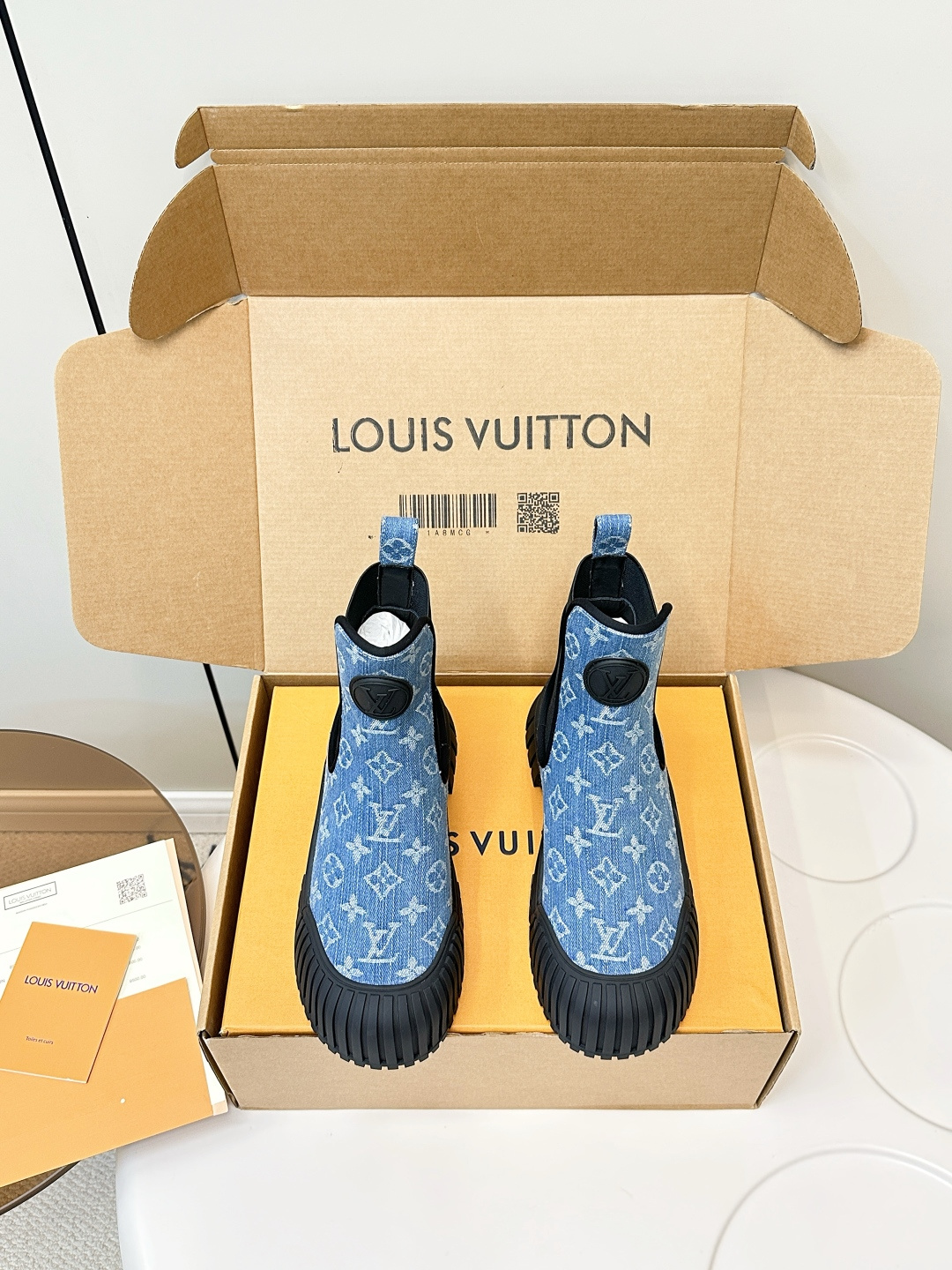 NO:467781,Top version (Luxury packaging LOUIS VUITTON LV classic internet celebrity Chelsea short boots LV Ruby short boots top version hits, haha ​​the new boots are very special, flat boots inspire trendy charm between toughness and softness, cute big toe shoes! Full grain calfskin upper, foggy texture! Water dye cowhide inner lining upgraded original TPU sole size 35-41 (custom made of 40 and 41), boots, louis vuitton, louis vuitton, boots, cowhide19860909顶级版本（豪华包装 LOUIS VUITTON LV经典网红款切尔西短靴 LV Ruby 短靴顶级版本爆款来袭,哈哈新款的靴靴非常特别,平底靴在硬朗和柔美之间激发潮流魅力,可可爱爱大头鞋！ 鞋面全粒面小牛皮,雾哑的质感！ 内里水染牛皮里 升级原版TPU大底 码数35-41（40、41订做）,靴子,louis vuitton,louis vuitton,boots,cowhide,Women's Shoes