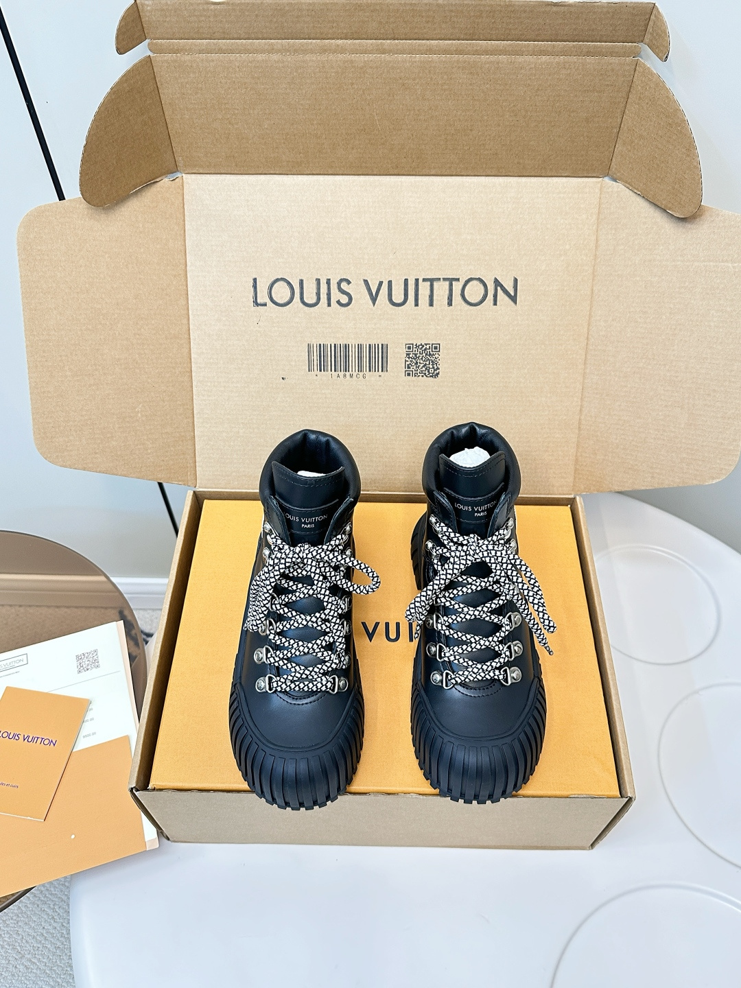 NO:467851,Top quality (luxury packaging) LOUIS VUITTON LV classic big-headed Martin boots louis vuitton fw25 new arrival~lv Superman Martin boots are so beautiful, very patient, very handsome!  The imported calfskin material is selected, with a full texture and a full texture. The presbyterian page is A-grade canvas material, with a full texture!  Inner water dyed cowhide original mold TPU sole top quality 35-40 (custom made in 40, 41), boots, louis vuitton, louis vuitton, boots, cowhide19860909顶级品质（豪华包装） LOUIS VUITTON LV经典款大头马丁靴 louis vuitton fw25 new arrival～lv 超人马丁靴也太好看了吧,很耐造的样子,帅气十足！ 甄选进口小牛皮材质,质感满分老花版面是A级帆布材料,质感拉满！ 内里水染牛皮里 原版开模TPU大底 顶级精品35-40（40、41订做）,靴子,louis vuitton,louis vuitton,boots,cowhide,Women's Shoes