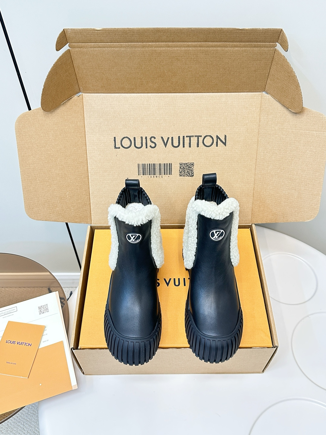 NO:467842,Maori!  Top quality (counter packaging) LOUIS VUITTON LV internet celebrity lamb fur Chelsea short boots lv ruby ​​short boots are a hit new product, haha ​​the new boots are very special, flat boots stimulate trendy charm between toughness and softness, cute big-toed shoes!  It is a great leg-slimming tool, selected imported silk calfskin/Niu Shengrong, foggy and dumb texture!  Lamb wool inner (thick and warm) 35-41 (40, 41 customized, boots, louis vuitton, louis vuitton, boots, cowhide19860909毛里！顶级品质（专柜包装） LOUIS VUITTON LV网红羊羔毛切尔西短靴 lv ruby 短靴新品爆款,哈哈新款的靴靴非常特别,平底靴在硬朗和柔美之间激发潮流魅力,可可爱爱大头鞋！堪称一绝瘦腿神器, 甄选进口丝绸小牛皮/牛繁荣 雾哑的质感！ 羊羔毛内里（厚实保暖） 码数35-41（40、41订做,靴子,louis vuitton,louis vuitton,boots,cowhide,Women's Shoes