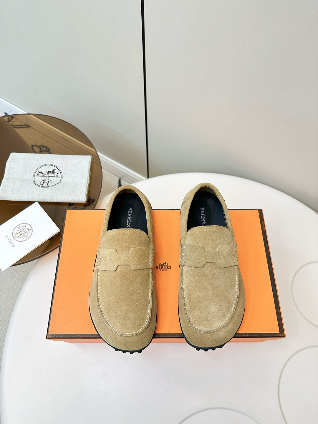 NO:627904,HERMES｜Hermès Couple Mules Shoes with Feet and Cute Loafers (Men's Size) Hermès new fall and winter mules look good no matter how you pair them with them. They have a casual and high-end feel and cute design. They are also very comfortable and match with a variety of colorful socks. They are very trendy. ●Imported Sheep Jing noodles for the uppers ●Imported water-dyed cow lining for the lining ●Imported hybrid sheepskin for the feet ●Outsole Tpu non-slip and wear-resistant outsole ●Size 35-40 for women (40 is custom-made and cannot be returned or exchanged)  Men 40-45, loafers, hermes, hermes, loafers, sheepskin, sheep, socks19860909HERMES｜爱马仕情侣款穆勒鞋包脚呆萌乐福鞋（男码 爱马仕秋冬新品穆勒鞋怎么搭配都好看,随意且高级的感觉,呆萌设计 舒适度也很棒,搭配各种彩色袜子,潮爆了 ●鞋面进口羊京面 ●内里进口水染牛里 ●垫脚进口混种羊皮 ●大底Tpu防滑耐磨大底 ●码数女35-40(40定做不退不换) 男40-45,乐福鞋,hermes,hermes,loafers,sheepskin,sheep,socks,Women's Shoes