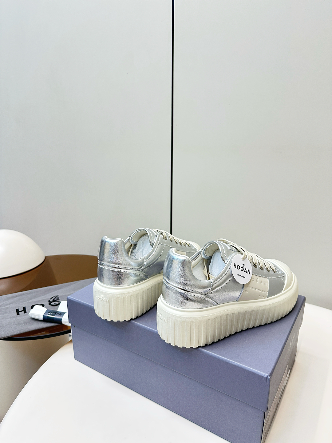 “Hogan Biscuit Shoes: Simple, Stylish Design with Cowhide and Rubber Bubble Bottom” - 图片 4