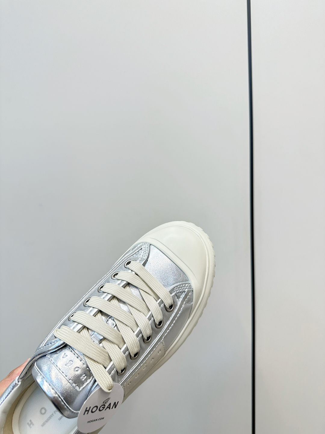 “Hogan Biscuit Shoes: Simple, Stylish Design with Cowhide and Rubber Bubble Bottom” - 图片 7