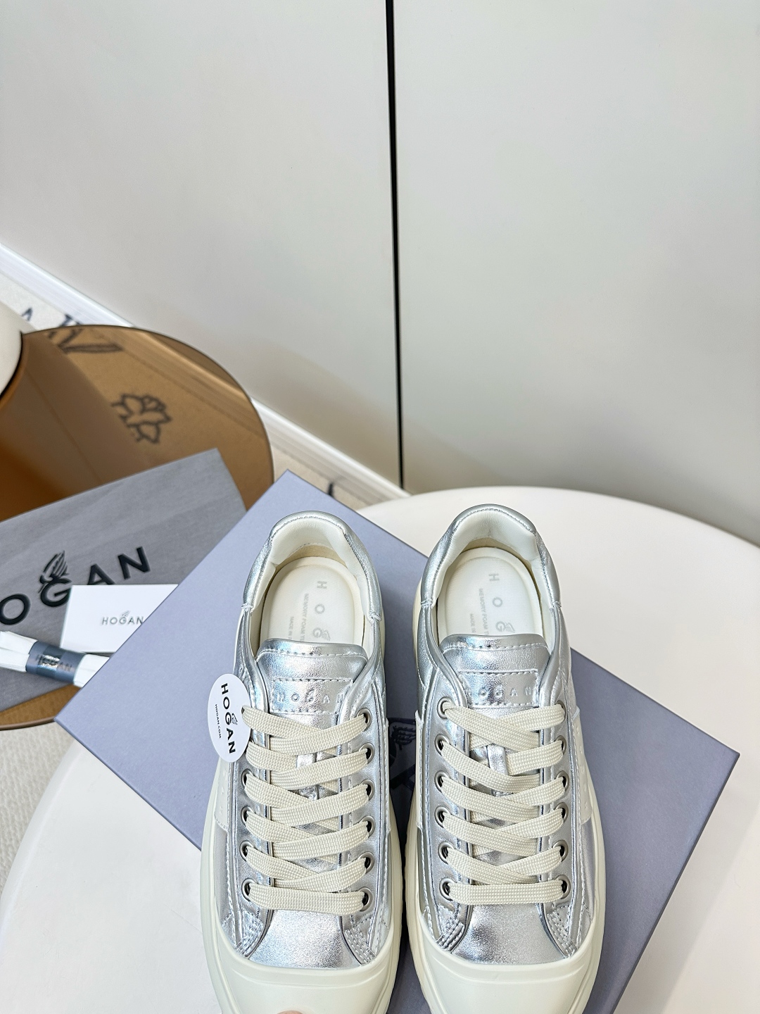 “Hogan Biscuit Shoes: Simple, Stylish Design with Cowhide and Rubber Bubble Bottom” - 图片 8