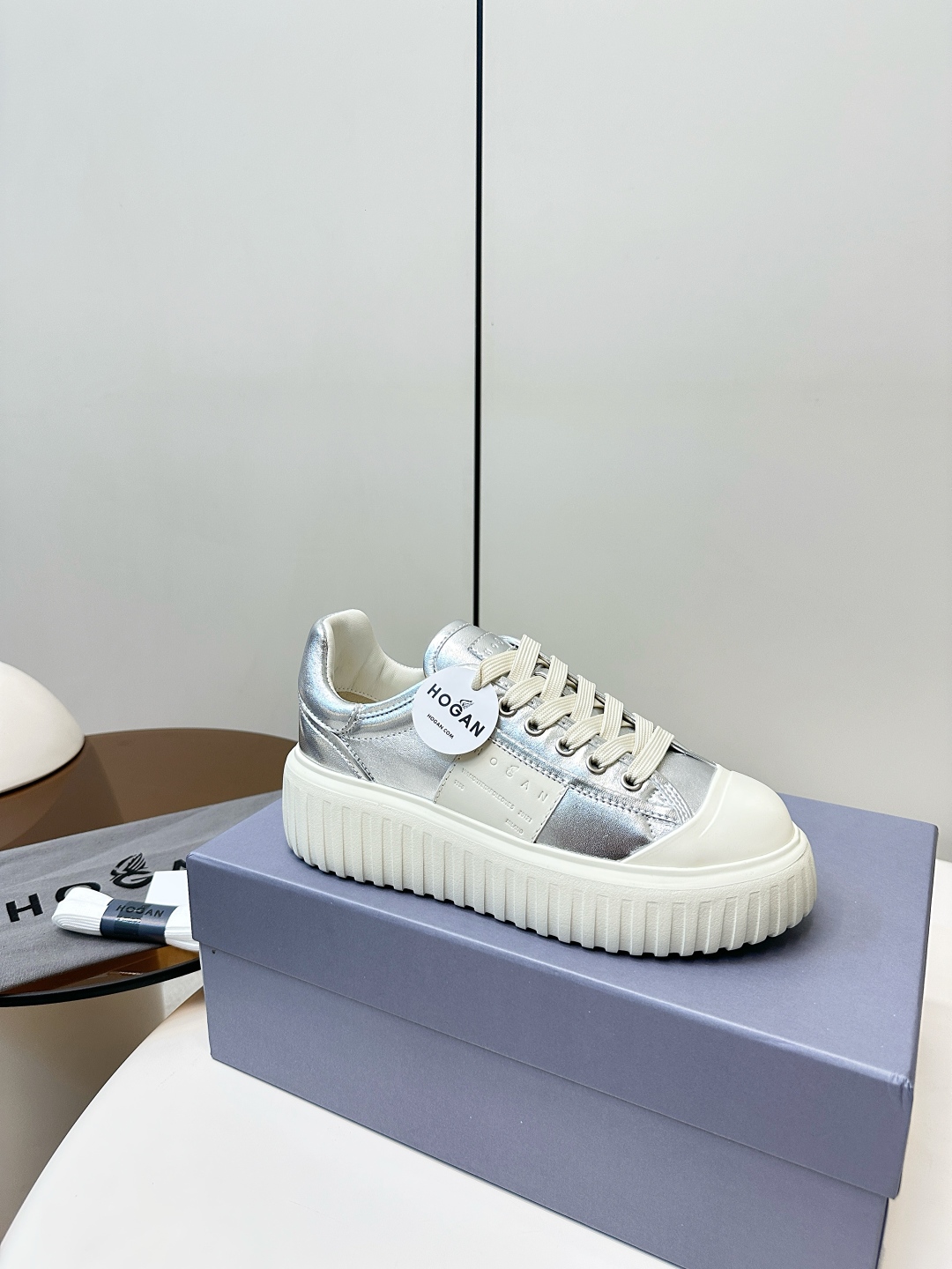“Hogan Biscuit Shoes: Simple, Stylish Design with Cowhide and Rubber Bubble Bottom” - 图片 3