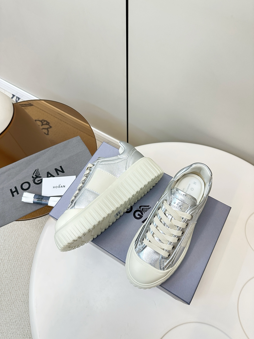 “Hogan Biscuit Shoes: Simple, Stylish Design with Cowhide and Rubber Bubble Bottom” - 图片 5
