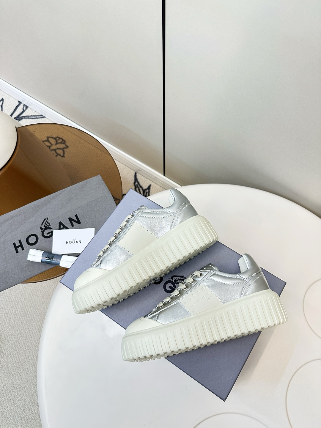 “Hogan Biscuit Shoes: Simple, Stylish Design with Cowhide and Rubber Bubble Bottom” - 图片 9
