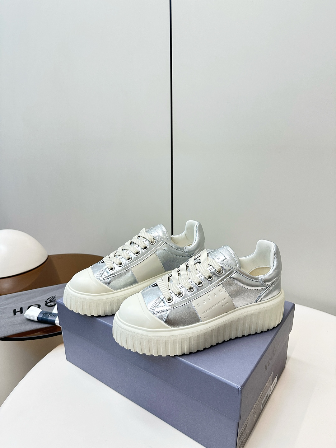 “Hogan Biscuit Shoes: Simple, Stylish Design with Cowhide and Rubber Bubble Bottom”