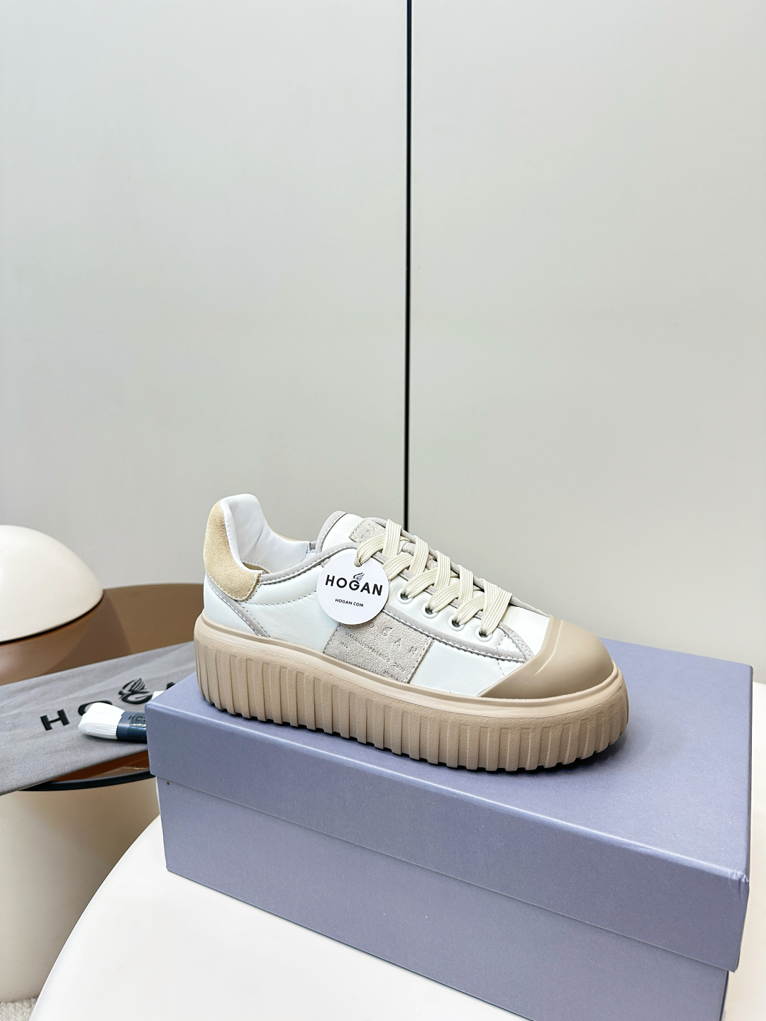 “Hogan Biscuit Shoes: Simple Design, Thick and Cool for Jeans, with Cow Hide and Rubber Bubble Bottom” - 图片 3