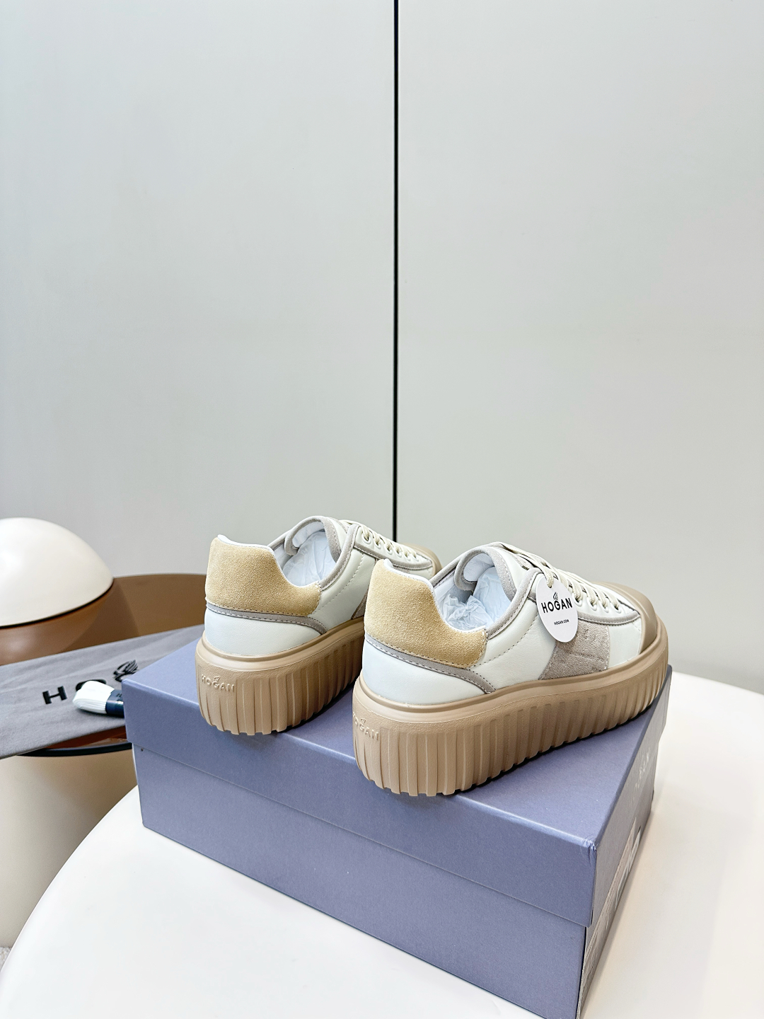 “Hogan Biscuit Shoes: Simple Design, Thick and Cool for Jeans, with Cow Hide and Rubber Bubble Bottom” - 图片 4