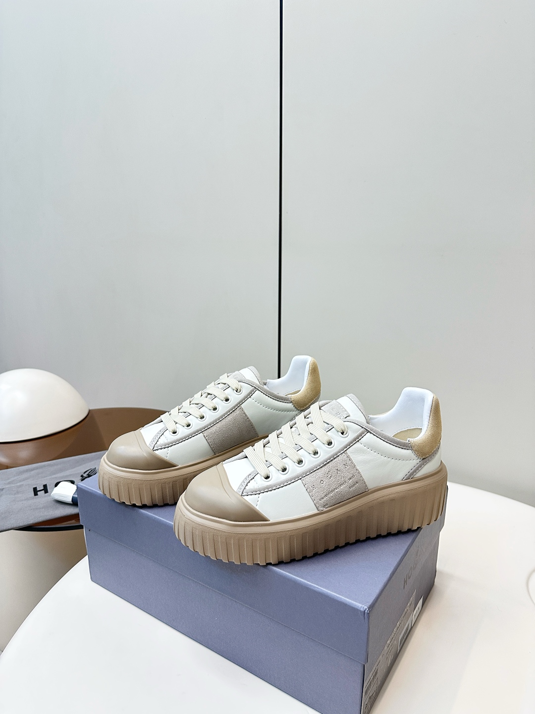 “Hogan Biscuit Shoes: Simple Design, Thick and Cool for Jeans, with Cow Hide and Rubber Bubble Bottom” - 图片 1