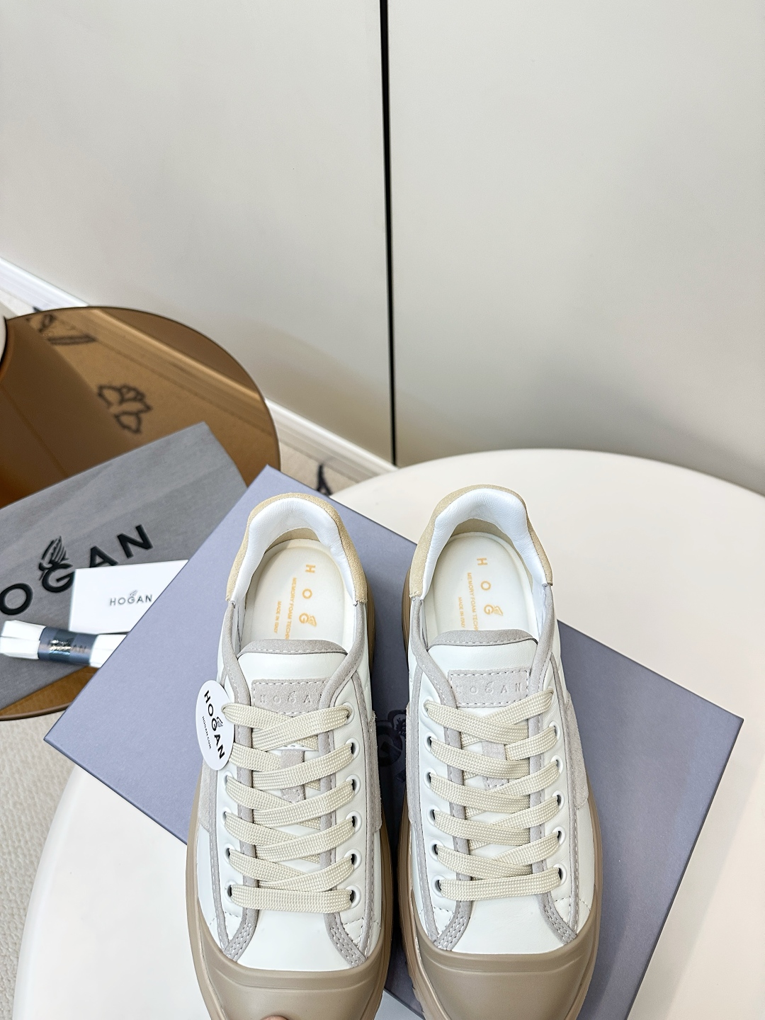 “Hogan Biscuit Shoes: Simple Design, Thick and Cool for Jeans, with Cow Hide and Rubber Bubble Bottom” - 图片 8
