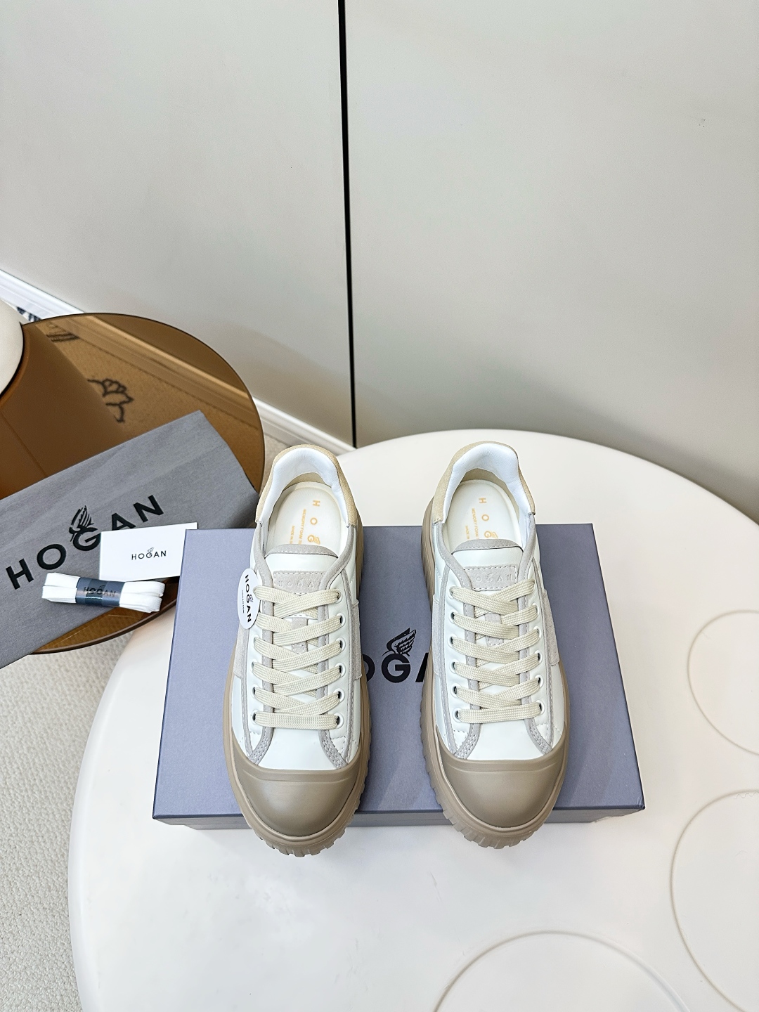“Hogan Biscuit Shoes: Simple Design, Thick and Cool for Jeans, with Cow Hide and Rubber Bubble Bottom” - 图片 2