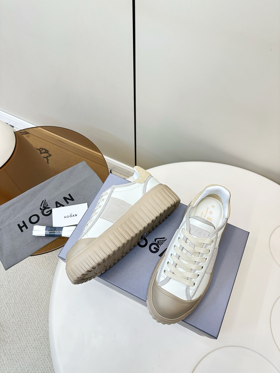 “Hogan Biscuit Shoes: Simple Design, Thick and Cool for Jeans, with Cow Hide and Rubber Bubble Bottom” - 图片 5