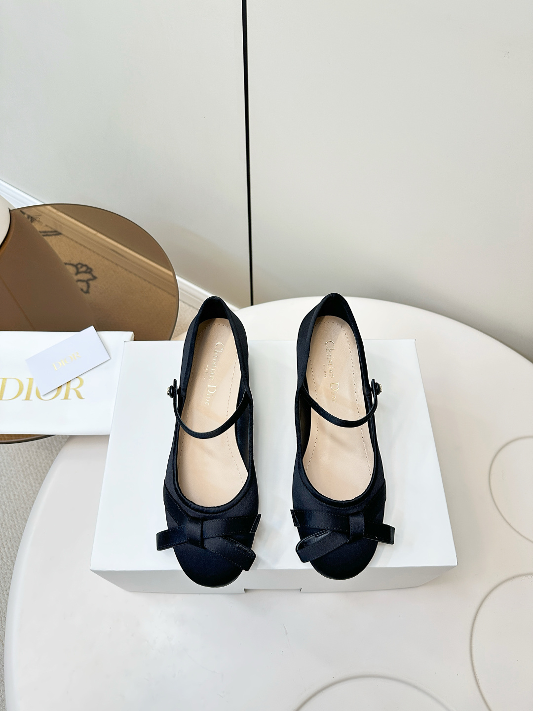 NO:627898,Top original order (with airplane case) Dior | Dior new ballet shoes bow Mary Jane flats new pearl diamond pattern ballet ~ classic bow of ballet shoes Exquisite pearl design with ribbon CD buckle details The must-have comfort is really great Imported silk fabric The lining is made of original order custom-made sheepskin original Italian leather sole size 35-40 (customized for 40, 41, 42), ballet shoes, dior, dior, mary  jane,flats,sheepskin,real silk19860909顶级原单（配飞机盒） Dior｜迪奥 新品芭蕾舞鞋蝴蝶结玛丽珍平底鞋 新品珍珠菱格纹芭蕾舞 ～ 芭蕾鞋经典的蝴蝶结 织带CD扣细节的珍珠设计精致 必备款舒适感真的极极好 面料进口真丝布料 内里采用原单订制羊皮 原版意大利真皮底 size35-40（40、41、42定做）,芭蕾舞鞋,dior,dior,mary jane,flats,sheepskin,real silk,Women's Shoes