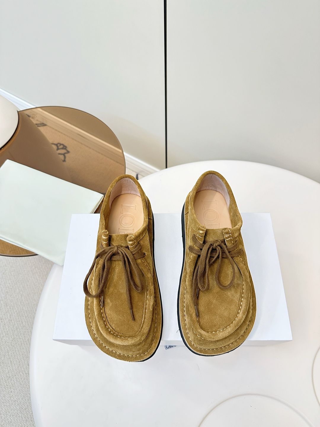 NO:627882,LOEWE 25ss autumn and winter couple style old money style loafers (men's size) Loewe's minimalist style is really the ultimate and so versatile!  You can wear it casually and look high-end, and the shoes are very lightweight!  Shopping without stress!  The biggest feature of this shoe is that it is incomparably comfortable on the foot. It is very light and does not feel weight-bearing. There is no need for a running-in period. It is so comfortable that you feel like you are not wearing shoes. The foot is like an old friend. The upper is made of nubuck leather and the calf foot pads. SIZE women's size 35-40 (40 customized) men's size 39-45, loafers, loewe, loewe, loafers, cowhide19860909LOEWE 25ss秋冬情侣款老钱风乐福鞋（男码） 罗意威极简风格真的做到极致、实在太百搭！随便穿搭就可以很高级、鞋子很轻便！逛街暴走无压力！这鞋最大特点上脚无敌舒适、穿起来很轻盈没有负重感,无需磨合期、舒适到让你感觉没穿鞋一样、上脚就是老朋友, 鞋面 磨砂牛皮 小黄牛垫脚 SIZE女码35-40（40订做） 男码39-45,乐福鞋,loewe,loewe,loafers,cowhide,Women's Shoes