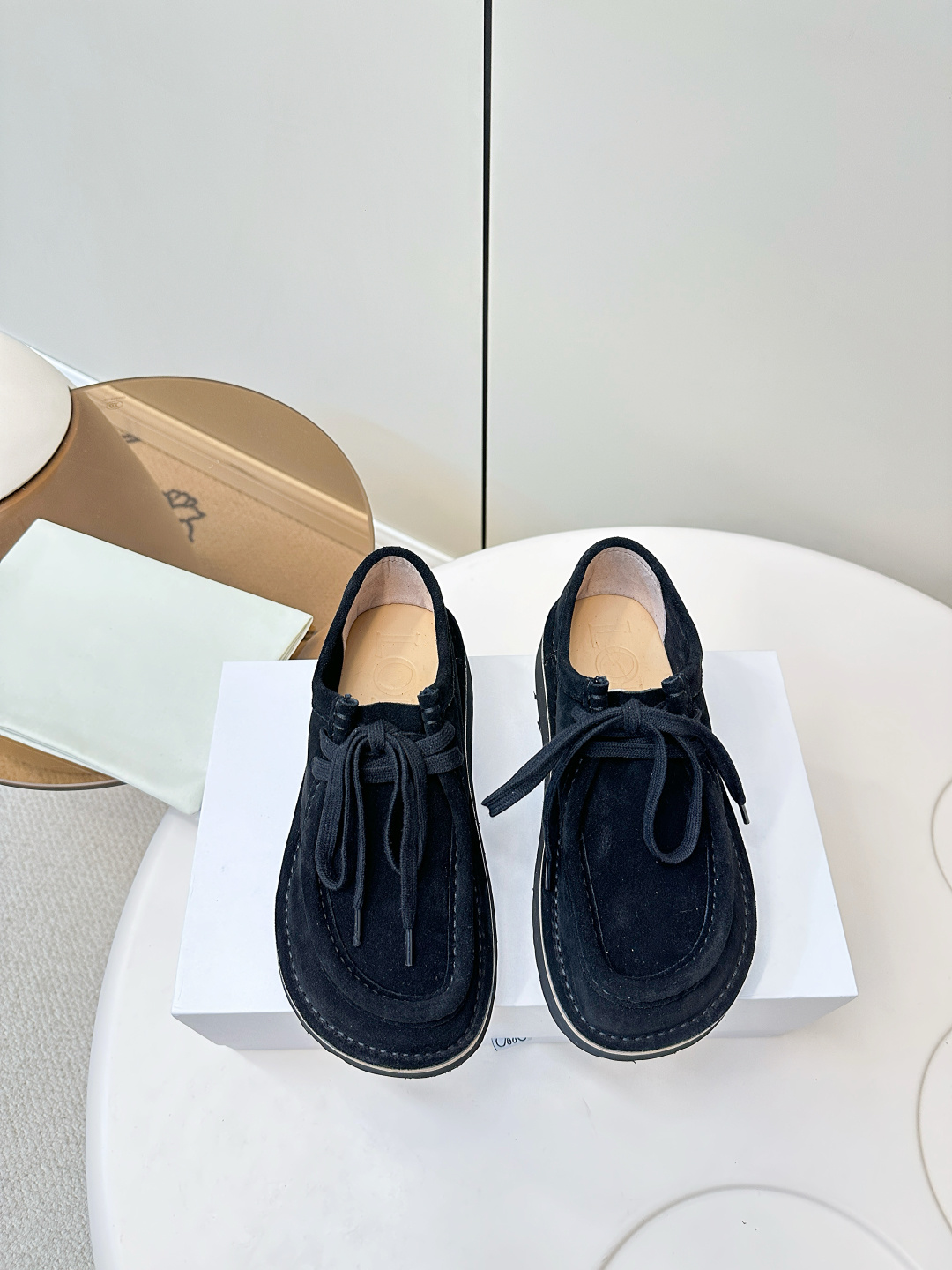 NO:627890,LOEWE 25ss autumn and winter couple style old money style loafers (men's size) Loewe's minimalist style is really the ultimate and so versatile!  You can wear it casually and look high-end, and the shoes are very lightweight!  Shopping without stress!  The biggest feature of this shoe is that it is incomparably comfortable on the foot. It is very light and does not feel weight-bearing. There is no need for a running-in period. It is so comfortable that you feel like you are not wearing shoes. The foot is like an old friend. The upper is made of nubuck leather and the calf foot pads. SIZE women's size 35-40 (40 customized) men's size 39-45, loafers, loewe, loewe, loafers, cowhide19860909LOEWE 25ss秋冬情侣款老钱风乐福鞋（男码） 罗意威极简风格真的做到极致、实在太百搭！随便穿搭就可以很高级、鞋子很轻便！逛街暴走无压力！这鞋最大特点上脚无敌舒适、穿起来很轻盈没有负重感,无需磨合期、舒适到让你感觉没穿鞋一样、上脚就是老朋友, 鞋面 磨砂牛皮 小黄牛垫脚 SIZE女码35-40（40订做） 男码39-45,乐福鞋,loewe,loewe,loafers,cowhide,Women's Shoes