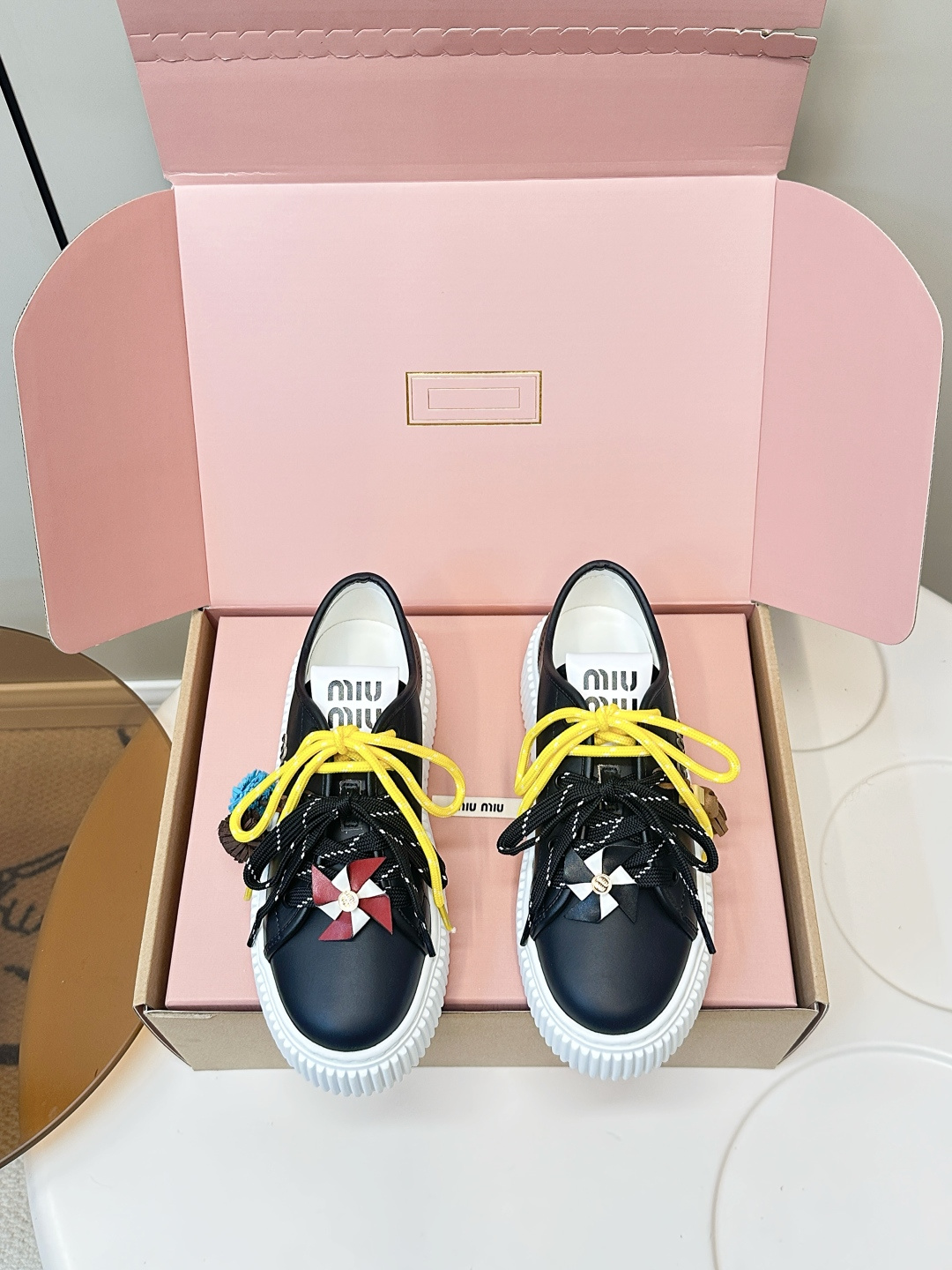 NO:627861,Top version (airplane box set) MIUMIU｜Miu Miu's new 3D embroidered thick-soled casual shoes, leather, mauri, top original fabrics with full texture, paired with classic 3D three-dimensional letter embroidery, and the embroidered logo is three-dimensional and full, instantly lighting up the overall look and making it highly recognizable!  IP ultra-light foam outsole!  It is light and highly elastic. Whether it is for daily outings or vacations, it can easily hold the scene. Wear it and you will be the most beautiful kid on the street!  Upper imported high-mercerized smooth cow suede, lining sheepskin lining/lamb wool lining, outsole IP foam outsole, size 35-40 (customized at 40.41), casual shoes/sports shoes, miumiu, sneakers, sheepskin19860909顶级版本（飞机盒套装） MIUMIU｜ 缪缪新品3D刺绣厚底休闲鞋 皮里,毛里 顶级原版面料质感满满,搭配经典3D立体字母刺绣,刺绣logog立体饱满,瞬间点亮整体造型,辨识度up！IP超轻发泡大底！轻盈高弹.无论是日常出街还是度假旅行,它都能轻松hold住场面. 穿上它,你就是街头最靓的崽！ 鞋面进口高丝光牛反绒 内里羊皮内里/羊羔毛内里 大底IP发泡大底 码数35-40（40.41订做）,休闲鞋/运动鞋,miumiu,sneakers,sheepskin,Women's Shoes