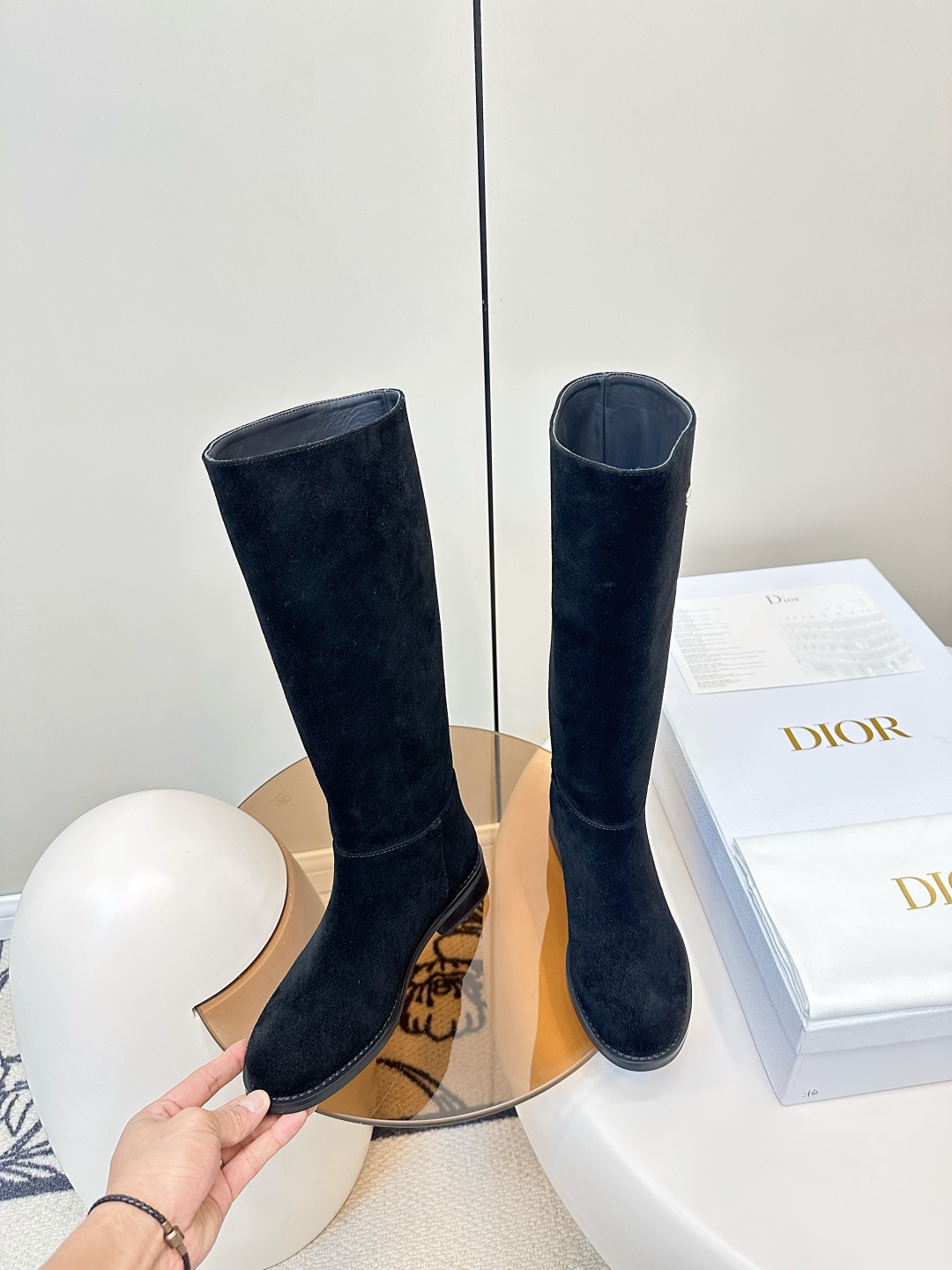  Dior｜迪奥2025ss复古英伦风布洛克新款骑士长靴 P480

萱型百搭瘦脚YYDS 造型立体饱满，帅气十足  上脚舒适  一款非常复古风、气场十足单品、设计风格非常新颖 细节完美  

酷炫 潮派💯新潮大底 ，
内里:牛里
新型橡胶底
码数:35-40（40-41码定做）
