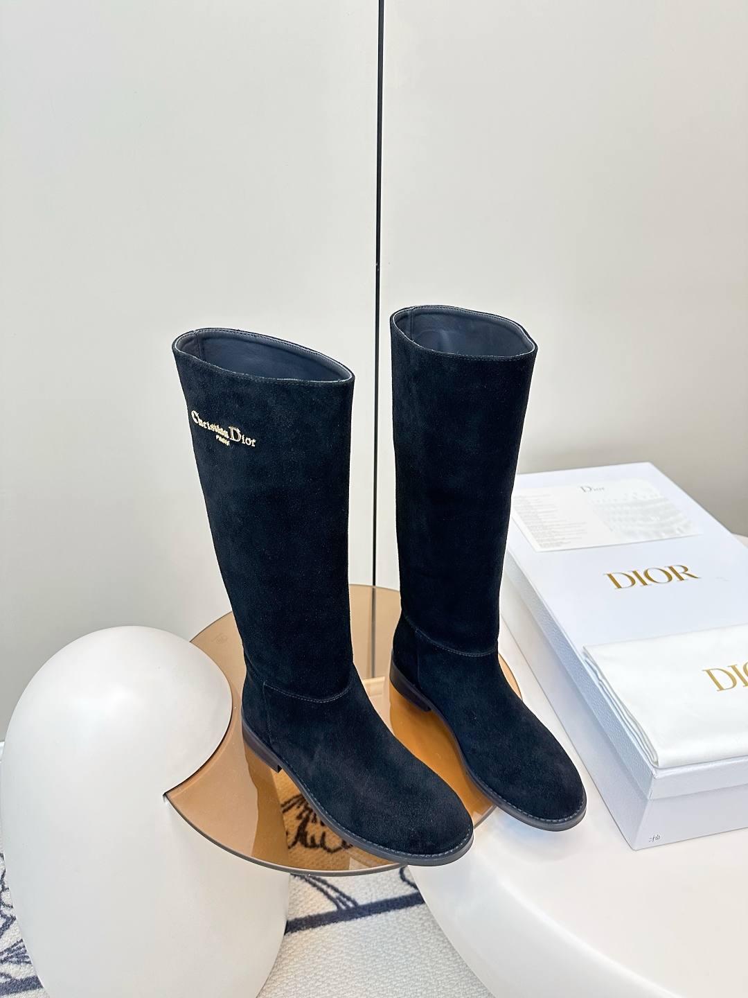  Dior｜迪奥2025ss复古英伦风布洛克新款骑士长靴 P480

萱型百搭瘦脚YYDS 造型立体饱满，帅气十足  上脚舒适  一款非常复古风、气场十足单品、设计风格非常新颖 细节完美  

酷炫 潮派💯新潮大底 ，
内里:牛里
新型橡胶底
码数:35-40（40-41码定做）
