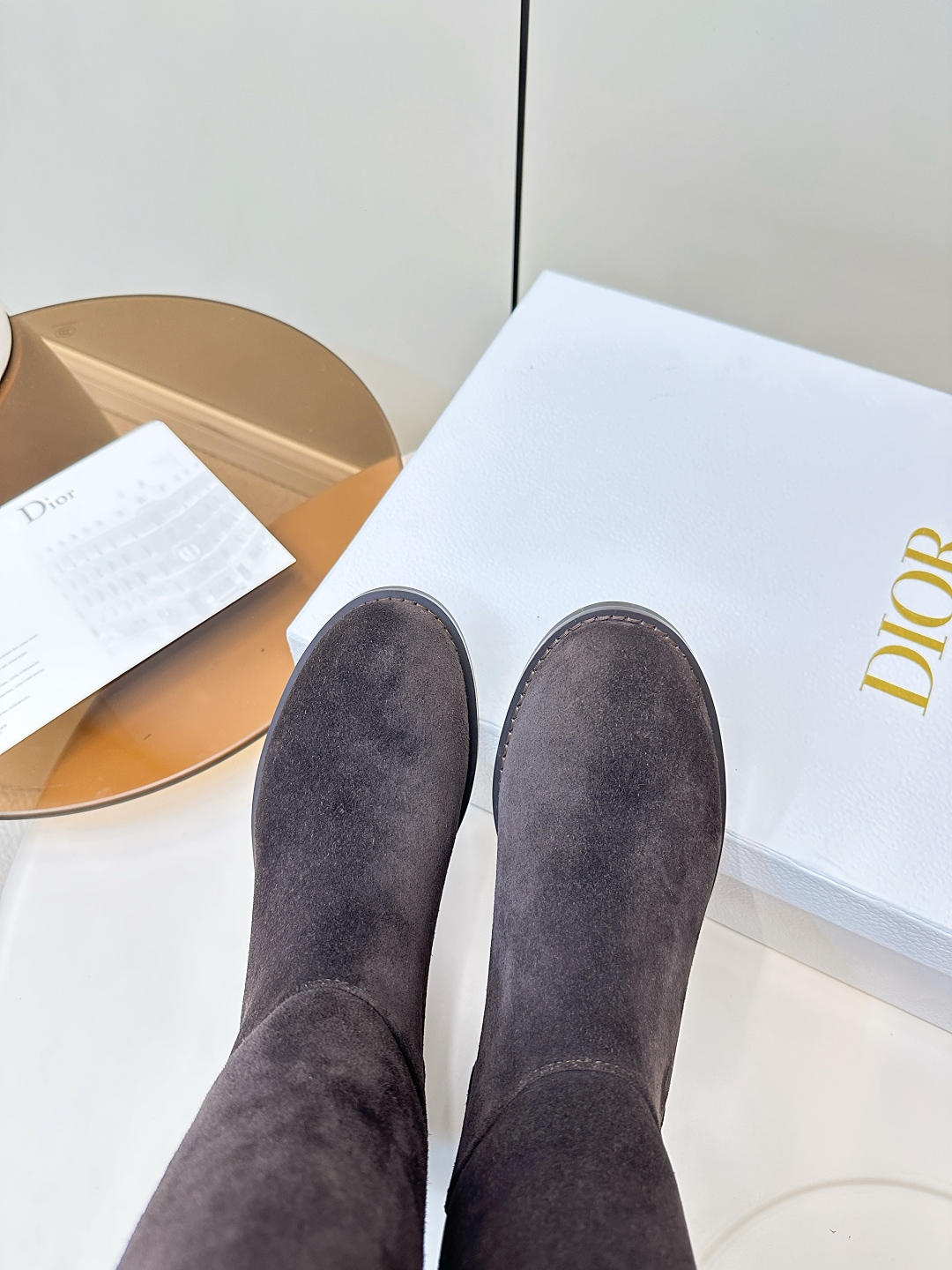  Dior｜迪奥2025ss复古英伦风布洛克新款骑士长靴 P480

萱型百搭瘦脚YYDS 造型立体饱满，帅气十足  上脚舒适  一款非常复古风、气场十足单品、设计风格非常新颖 细节完美  

酷炫 潮派💯新潮大底 ，
内里:牛里
新型橡胶底
码数:35-40（40-41码定做）
