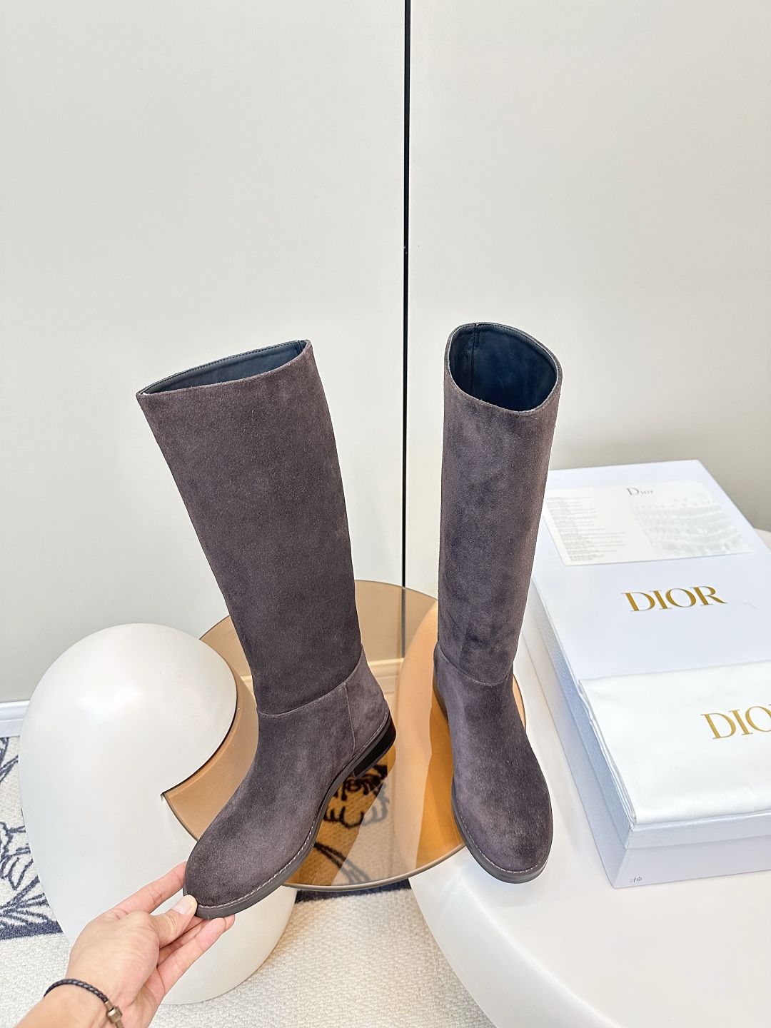  Dior｜迪奥2025ss复古英伦风布洛克新款骑士长靴 P480

萱型百搭瘦脚YYDS 造型立体饱满，帅气十足  上脚舒适  一款非常复古风、气场十足单品、设计风格非常新颖 细节完美  

酷炫 潮派💯新潮大底 ，
内里:牛里
新型橡胶底
码数:35-40（40-41码定做）
