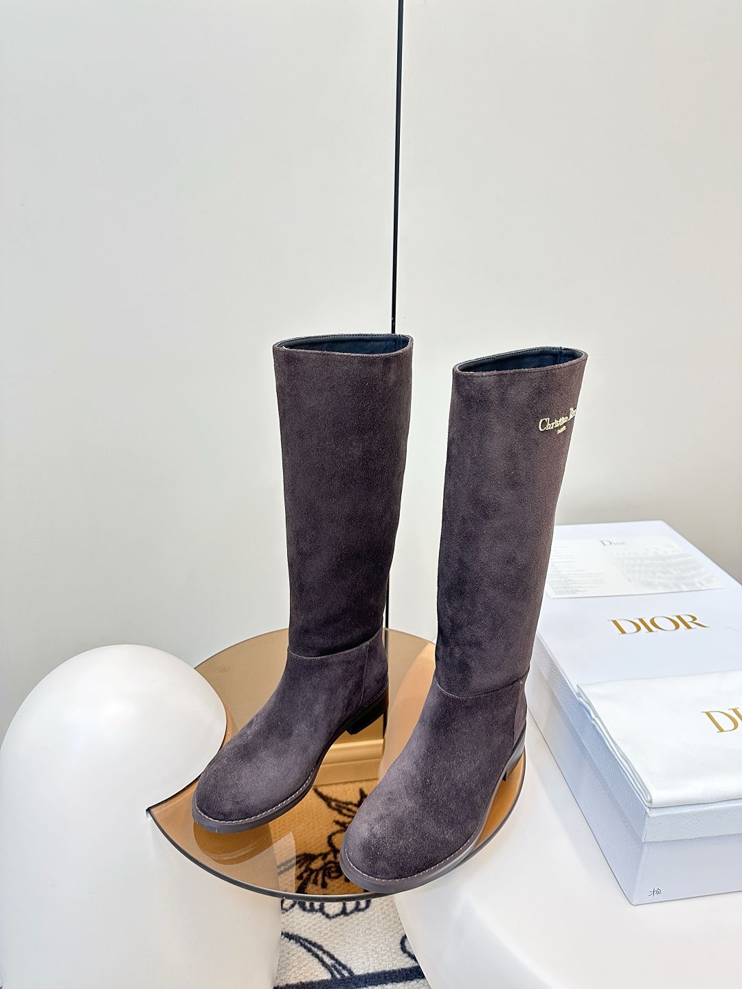  Dior｜迪奥2025ss复古英伦风布洛克新款骑士长靴 P480

萱型百搭瘦脚YYDS 造型立体饱满，帅气十足  上脚舒适  一款非常复古风、气场十足单品、设计风格非常新颖 细节完美  

酷炫 潮派💯新潮大底 ，
内里:牛里
新型橡胶底
码数:35-40（40-41码定做）
