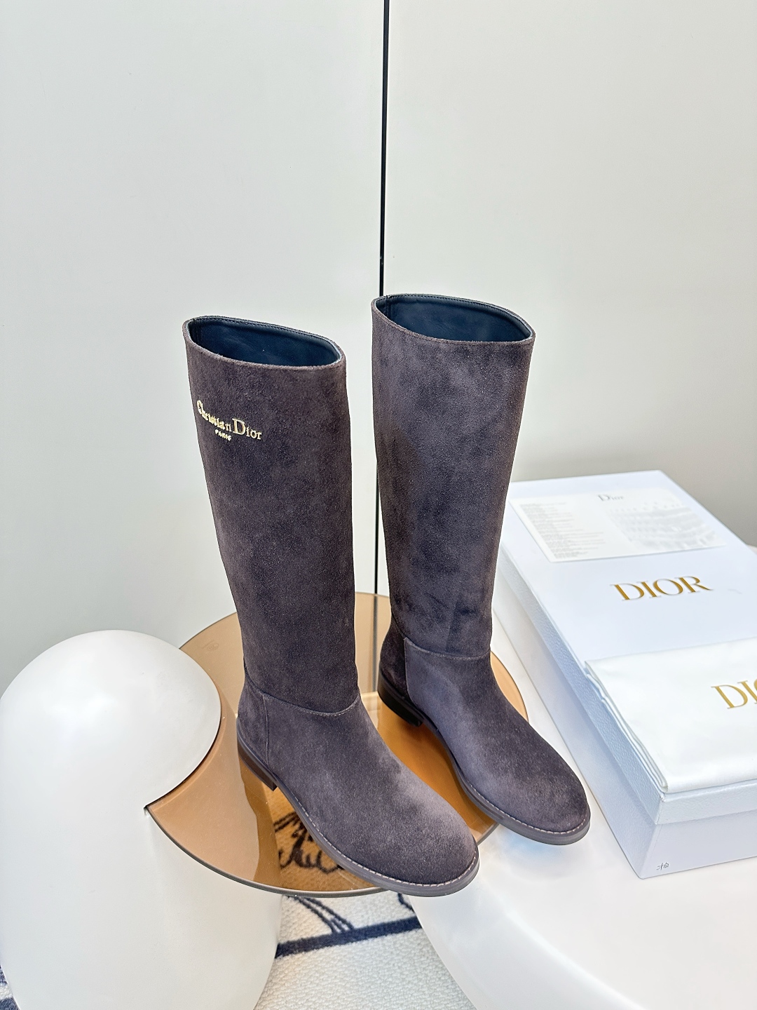  Dior｜迪奥2025ss复古英伦风布洛克新款骑士长靴 P480

萱型百搭瘦脚YYDS 造型立体饱满，帅气十足  上脚舒适  一款非常复古风、气场十足单品、设计风格非常新颖 细节完美  

酷炫 潮派💯新潮大底 ，
内里:牛里
新型橡胶底
码数:35-40（40-41码定做）
