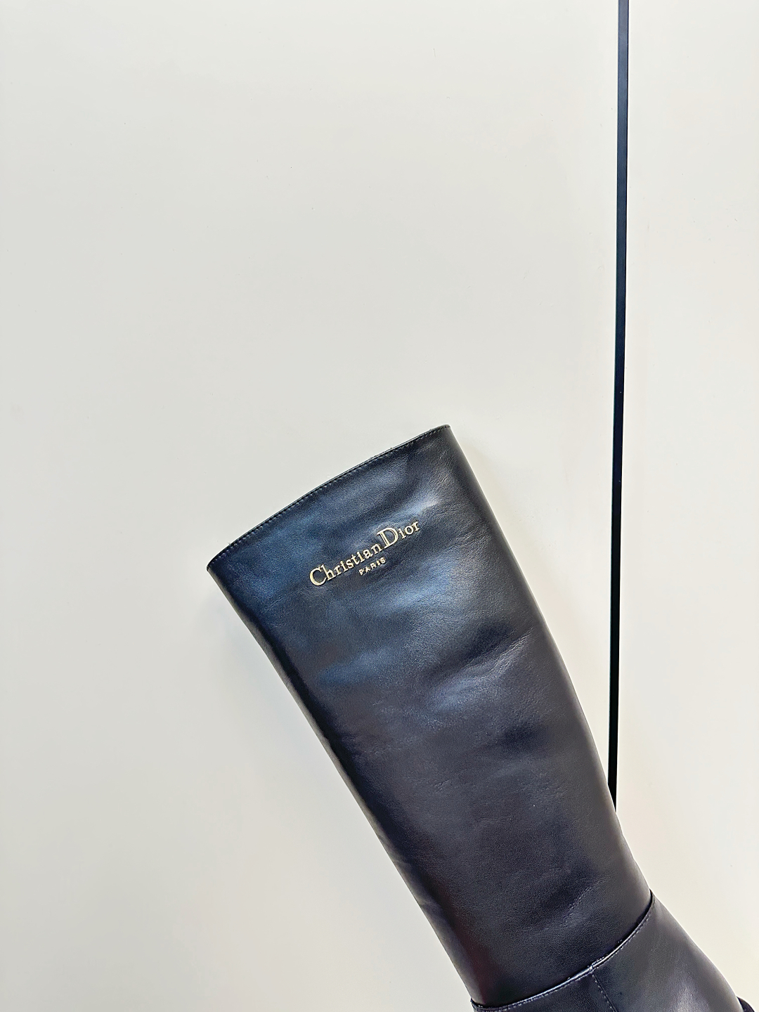 Dior｜迪奥2025ss复古英伦风布洛克新款骑士长靴 P500

萱型百搭瘦脚YYDS 造型立体饱满，帅气十足  上脚舒适  一款非常复古风、气场十足单品、设计风格非常新颖 细节完美  

酷炫 潮派💯新潮大底 ，
内里:牛里
新型橡胶底
码数:35-40（40-41码定做）
