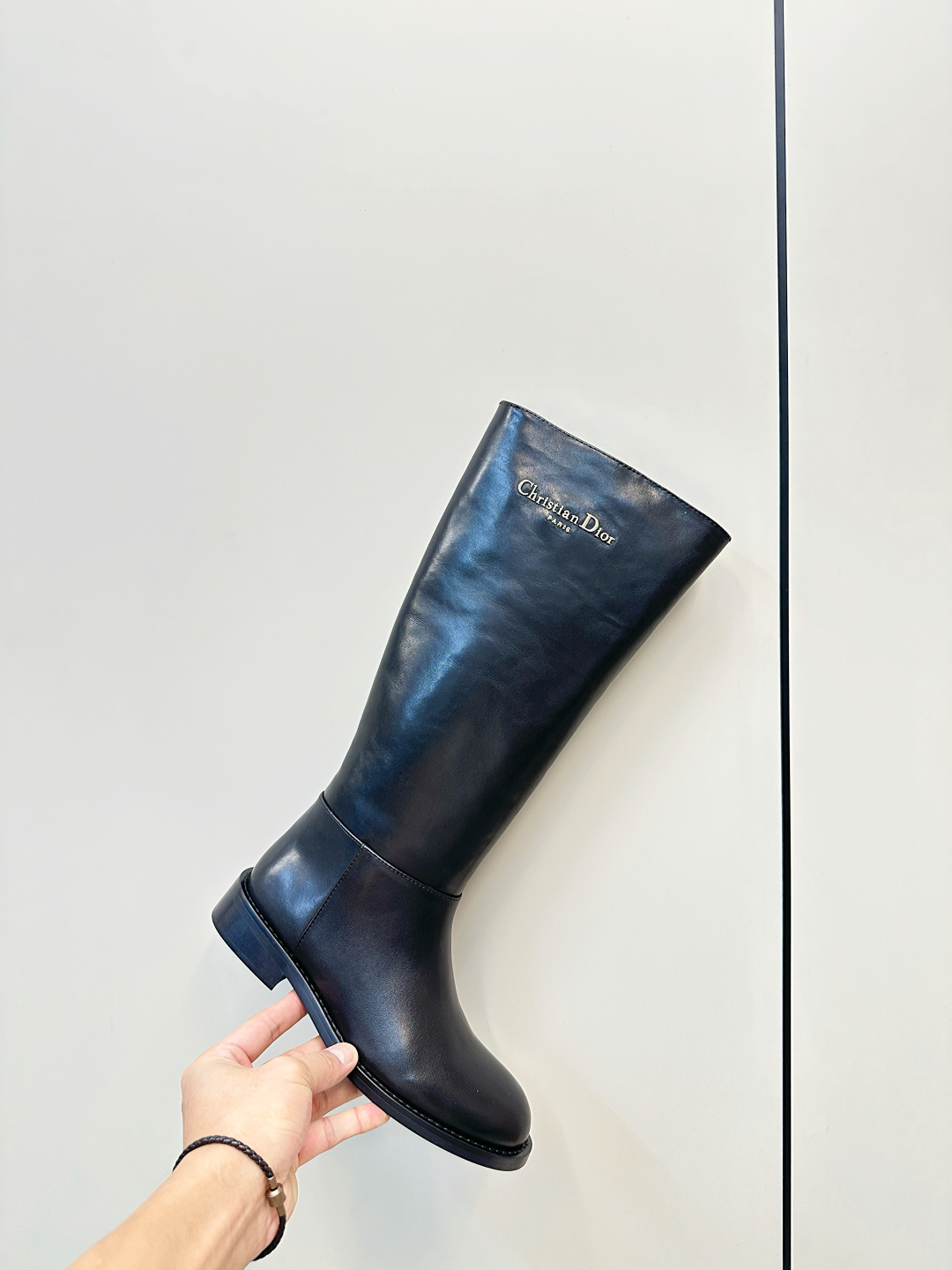Dior｜迪奥2025ss复古英伦风布洛克新款骑士长靴 P500

萱型百搭瘦脚YYDS 造型立体饱满，帅气十足  上脚舒适  一款非常复古风、气场十足单品、设计风格非常新颖 细节完美  

酷炫 潮派💯新潮大底 ，
内里:牛里
新型橡胶底
码数:35-40（40-41码定做）
