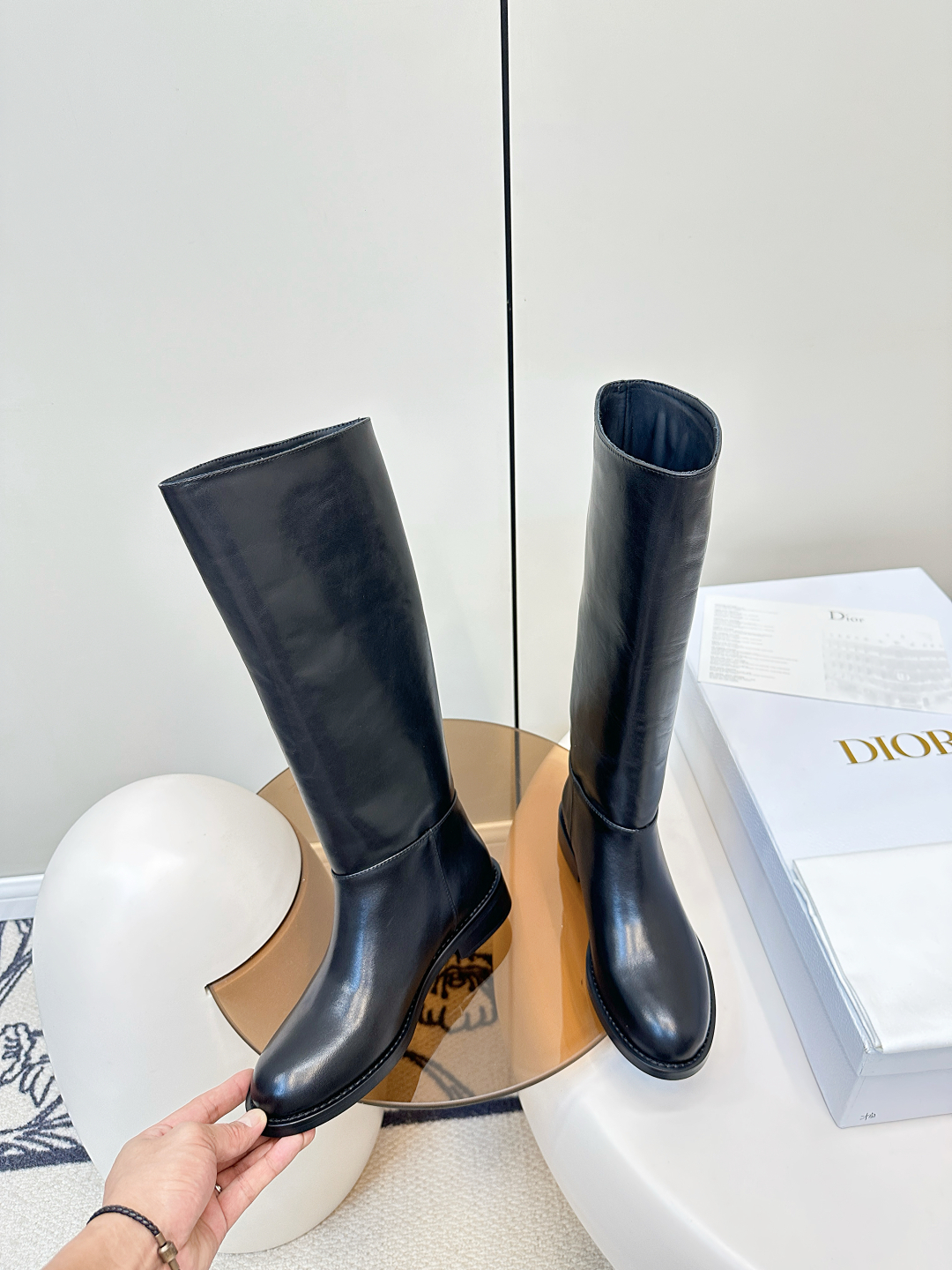 Dior｜迪奥2025ss复古英伦风布洛克新款骑士长靴 P500

萱型百搭瘦脚YYDS 造型立体饱满，帅气十足  上脚舒适  一款非常复古风、气场十足单品、设计风格非常新颖 细节完美  

酷炫 潮派💯新潮大底 ，
内里:牛里
新型橡胶底
码数:35-40（40-41码定做）
