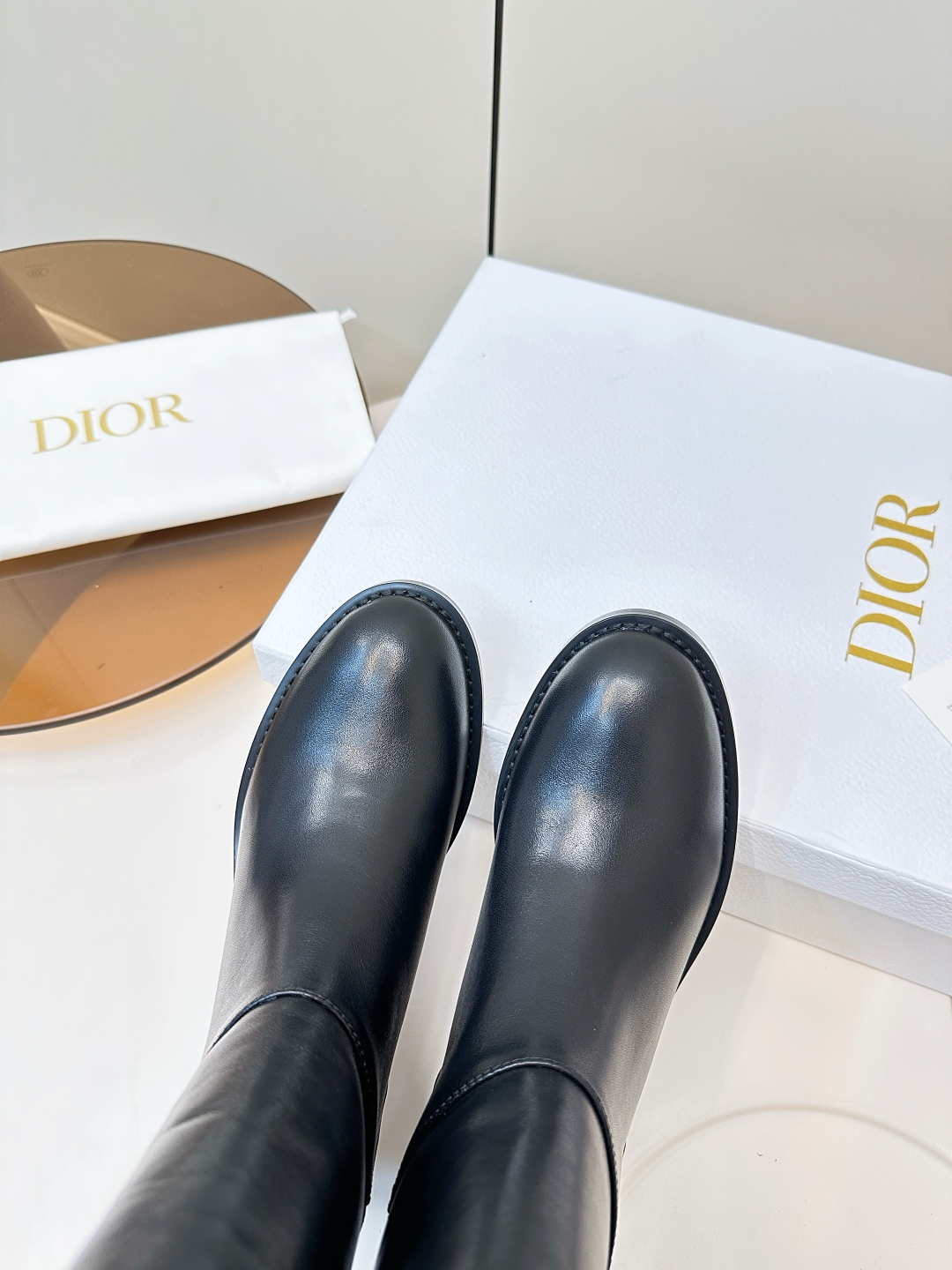 Dior｜迪奥2025ss复古英伦风布洛克新款骑士长靴 P500

萱型百搭瘦脚YYDS 造型立体饱满，帅气十足  上脚舒适  一款非常复古风、气场十足单品、设计风格非常新颖 细节完美  

酷炫 潮派💯新潮大底 ，
内里:牛里
新型橡胶底
码数:35-40（40-41码定做）
