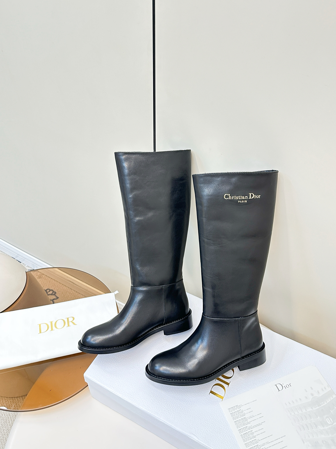 Dior｜迪奥2025ss复古英伦风布洛克新款骑士长靴 P500

萱型百搭瘦脚YYDS 造型立体饱满，帅气十足  上脚舒适  一款非常复古风、气场十足单品、设计风格非常新颖 细节完美  

酷炫 潮派💯新潮大底 ，
内里:牛里
新型橡胶底
码数:35-40（40-41码定做）
