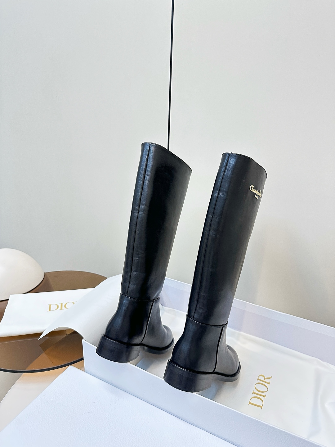 Dior｜迪奥2025ss复古英伦风布洛克新款骑士长靴 P500

萱型百搭瘦脚YYDS 造型立体饱满，帅气十足  上脚舒适  一款非常复古风、气场十足单品、设计风格非常新颖 细节完美  

酷炫 潮派💯新潮大底 ，
内里:牛里
新型橡胶底
码数:35-40（40-41码定做）
