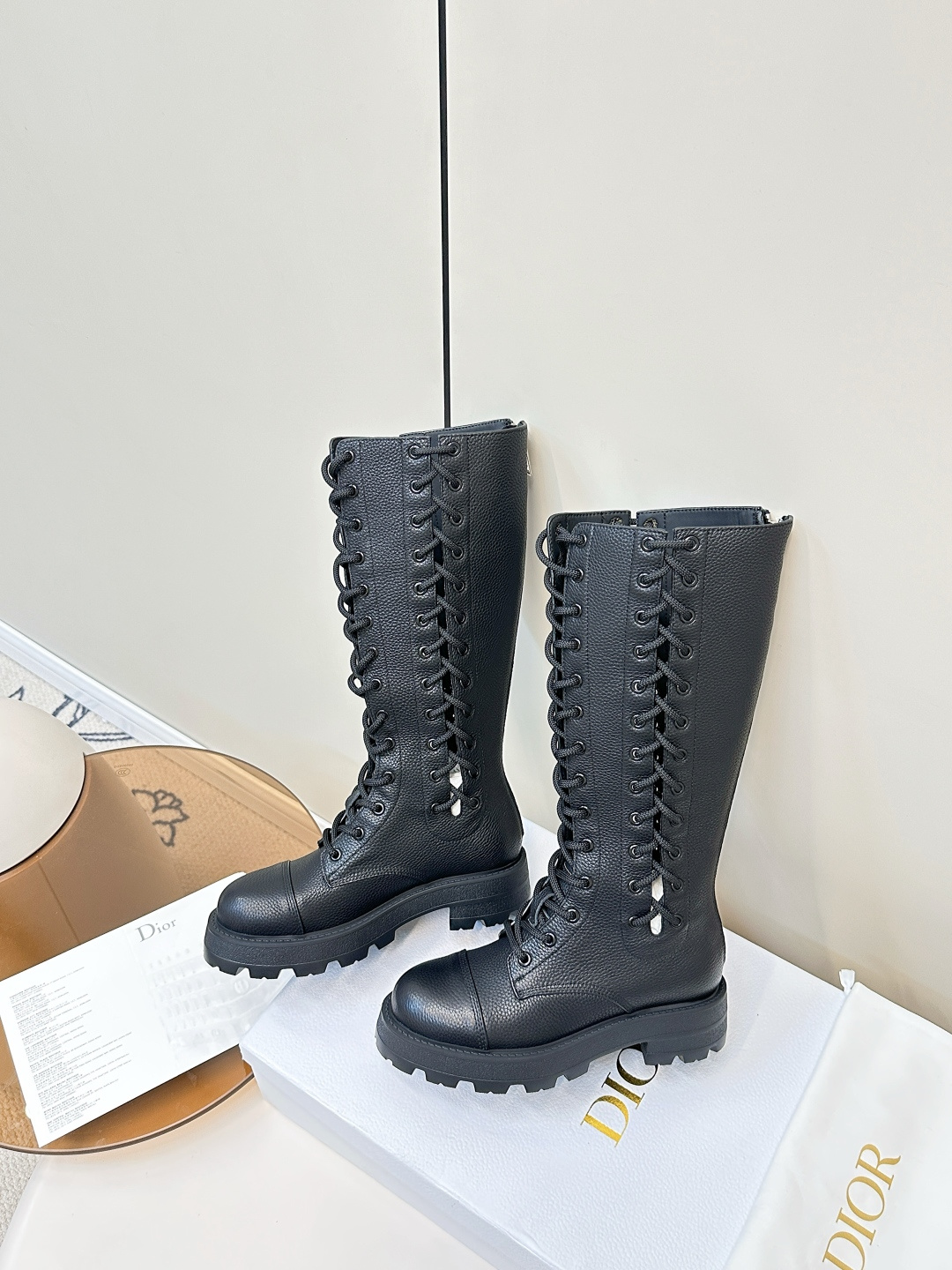 NO:560175,｜Diordreba·Same style D-Road boots, strappy Martin boots, mid-calf motorcycle boots, Kim Jisoo’s first show at the Paris Fashion Show. D-Road boots, hollow design, hemp rope straps, adjustable to various foot shapes!  The heel height of the short boots is cleverly designed, which not only has the right heightening effect, but also ensures stability and freedom when walking. Whether it is paired with simple jeans to create a daily street style, or combined with an elegant skirt for important occasions, it can be easily controlled and perfectly interprets the true meaning of fashion and versatility. Grained calfskin for the upper, cowhide for the lining, and original open-molded rubber foam sole size 35-40  [40.41 Customized], boots, dior, boots, skirts, jeans, cowhide19860909｜迪奥迪丽热巴·同款D-Road 靴 绑带马丁靴 中筒机车靴 金智秀Jisoo巴黎时尚展首秀 D-Road 靴 镂空的设计、麻绳绑带 可调节至各种脚型！ 短靴的跟高设计巧妙,既有着恰到好处的增高效果,又能保证行走时的稳健与自在.无论是搭配简约的牛仔裤打造日常出街造型,还是与优雅的裙装组合出席重要场合,它都能轻松驾驭,完美诠释时尚百搭的真谛. 鞋面粒面小牛皮 内里牛皮垫脚牛皮 原版开模橡胶发泡底 size35-40 [40.41订做],靴子,dior,boots,skirts,jeans,cowhide,Women's Shoes