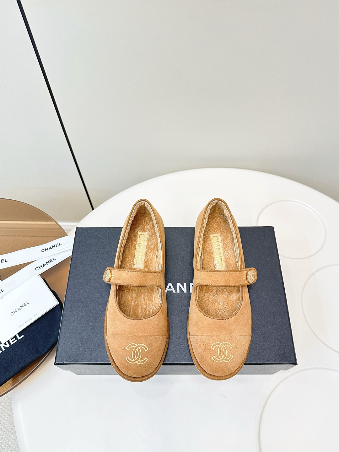 NO:627869,Chanel｜Chanel Double C embroidered Mary Jane ballet flats. Retro Mary Jane French elegance. The buckle hides exquisite thought. Every step is fashionable. It comes with a high-definition filter to wear the elegant gene into daily life. It has the cute and playful touch just right. It has the feeling of a wealthy daughter! The double C embroidery design on the toe and the T-shaped strap are elegant and retro. When you step on it, you will be 'Hepburn in the world'. It can be worn for commuting and dating with its own French filter, gentle and delicate.  High-end sheepskin/lamb noodles, lamb wool lining, leather outsole, rubber heel, size 35-40 (customized at 40.41), mary jane, chanel, chanel, mary jane, flats, sheepskin19860909Chanel｜香奈儿双C刺绣玛丽珍芭蕾舞平底鞋 复古玛丽珍法式贵气,搭扣藏着精巧心思,每一步都踩在时髦心巴上,自带高定滤镜把优雅基因穿成日常 将可爱俏皮拿捏得恰到好处 自带富家千金的感觉! 鞋头双C刺绣设计,T字带优雅复古,踩上就是“人间赫本”,通勤、约会穿都自带法式滤镜,温柔又精致 面高定羊皮/羊筋面 内里羊羔毛 大底真皮底橡胶跟 尺码35-40（40.41订做）,玛丽珍,chanel,chanel,mary jane,flats,sheepskin,Women's Shoes