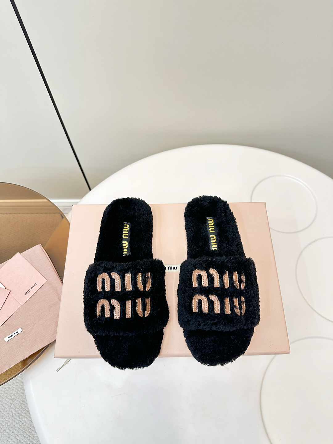 NO:627862,miumiu｜Miumiu 2025 autumn and winter new internet celebrity ins lamb wool slippers miumiu flat embroidered wool slippers are simple, stylish, timeless and timeless. They are classics that will never fade away in the fashion circle. They are simple and comfortable and allow you to wear a different temperament. Fabric: 3D three-dimensional embroidery of lamb wool. Sheepskin lining/foot pads. Sheepskin tpu rubber sole.  Size 35-39# (40#41 custom made, non-returnable, non-exchangeable, furry shoes and slippers, miumiu, slippers, sheepskin19860909miumiu｜缪缪2025秋冬新品网红ins羊羔毛拖鞋 miumiu平底刺绣羊毛拖鞋简约大气时髦耐看不过时是时尚圈永不退潮的经典所在,简约 舒适 让你穿出不一样的气质 面料羊羔毛3D立体刺绣 内里羊皮内里/垫脚羊皮 tpu橡胶底 码数35-39#（40#41订做不退不换,毛毛鞋拖鞋,miumiu,slippers,sheepskin,Women's Shoes