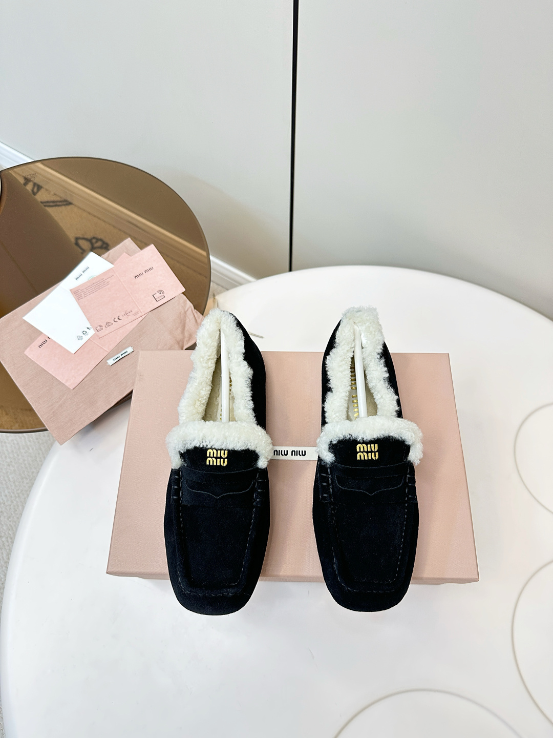 NO:627924,MiuMiu｜MiuMiu 2025 pure wool loafers ballet shoes MiuMiu Miu Miu 2025 new pure wool loafers for autumn and winter, new catwalk style, retro fashion simple and high-end, casual matching, very comfortable on the feet Cow suede upper Lining/foot-padding lamb hair lining TPU rubber bottom 35-39 (customized at 40.41)  Comes with complete package, loafers, fur shoes, miumiu, loafers19860909MiuMiu｜缪缪2025纯羊毛乐福鞋 芭蕾舞 豆豆鞋 MiuMiu缪缪2025秋冬新款纯羊毛乐福豆豆鞋,走秀新款,复古时尚简约高级,随意搭配,上脚非常舒适 鞋面牛反绒 内里/垫脚羊羔毛内里 TPU橡胶底片 35-39（40.41订做） 配全套包装,乐福鞋毛毛鞋,miumiu,loafers,Women's Shoes