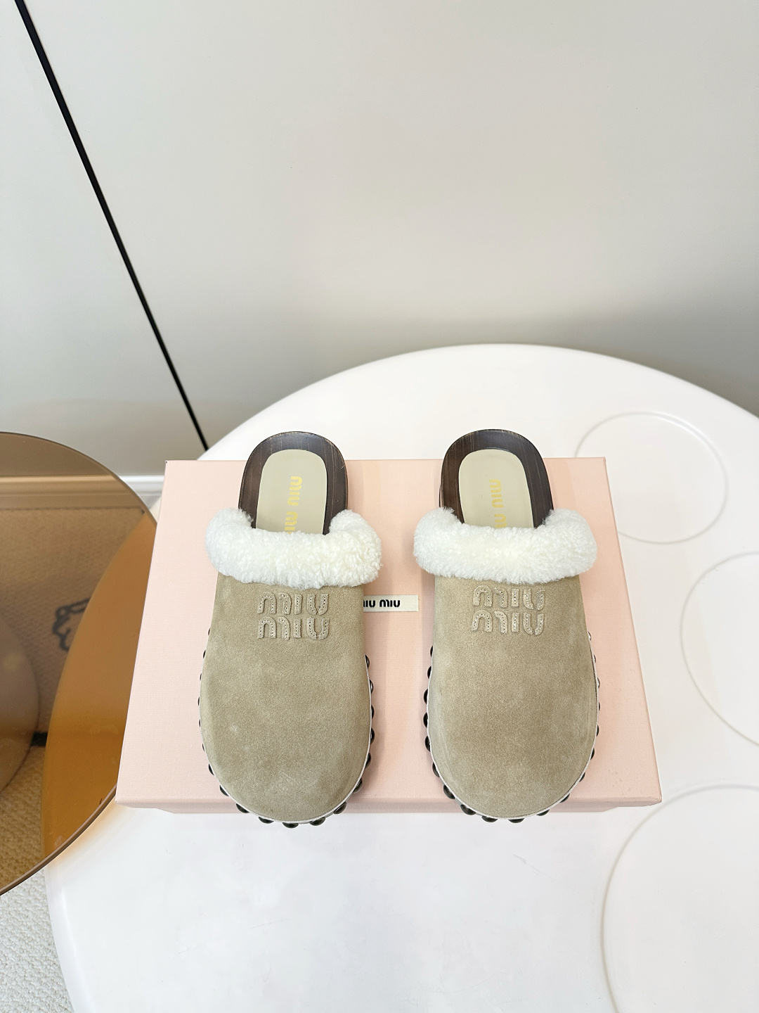 NO:627919,Top version MIUMIU | MIUMIU 2025 spring and summer new retro wooden wool slippers!  miumiu catwalk style solid wood wooden shoes catwalk style wool slippers, fashionable must-have lazy slippers, the fabric is completely matching high mercerized cow suede, pure wool lining, foot pad sheepskin, original solid wood outsole, heel height 3.5cm, yardage: 35-40 (40 customized, non-returnable, non-exchangeable), with original packaging, semi-slippers, miumiu, slippers, sheepskin19860909顶级版本 MIUMIU｜谬谬2025春夏新款复古木履羊毛拖鞋！ miumiu走秀款实木木履走秀款羊毛拖鞋,时髦精必备款懒人拖鞋, 面料完全对版的高丝光牛反绒 纯羊毛内里 垫脚绵羊皮 原版实木大底 跟高3.5cm 码数:35-40（40定做不退不换） 配原版包装,半拖毛毛鞋,miumiu,slippers,sheepskin,Women's Shoes