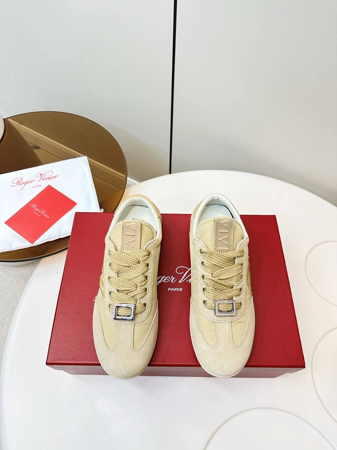 NO:627912,Roger vivor/Rv 2025SS latest model of moral training casual shoes, classic and simple style design, versatile and not picky, elegant on the feet, light and soft, beauty and strength coexist!  Close your eyes and watch the versatile commuting colors synchronized on the official website!  Both the foot feel and appearance are top-notch. The Oxford soft outsole is light and soft, strong in toughness, soft, lightweight, non-slip and wear-resistant. The hemming at the shoe mouth further ensures the comfort of the foot and does not scratch the feet!  The upper is made of imported silk spliced ​​with imported suede, with sheepskin lining and foot pads!  Outsole original mold rubber outsole Size 35-40 (40 orders are not returnable), casual shoes/sports shoes, roger vivor, sneakers, sheepskin, real silk, chamois leather19860909Roger vivier/Rv 2025SS最新款德训休闲鞋 经典简约的款式设计,百搭不挑人,上脚秀气,轻盈柔软,美貌与实力并存！官网同步的百搭通勤配色闭眼收！ 无论脚感还是颜值都是天花板的存在,又轻又软牛津软大底,韧性强 柔软 轻便防滑耐磨,鞋口包边进一步保证上脚舒适感,不磨脚！ 鞋面进口真丝拼接进口麂皮, 羊皮内里、垫脚！ 大底原版模具橡胶大底 Size35-40（40订做不退换）,休闲鞋/运动鞋,roger vivier,sneakers,sheepskin,real silk,chamois leather,Women's Shoes