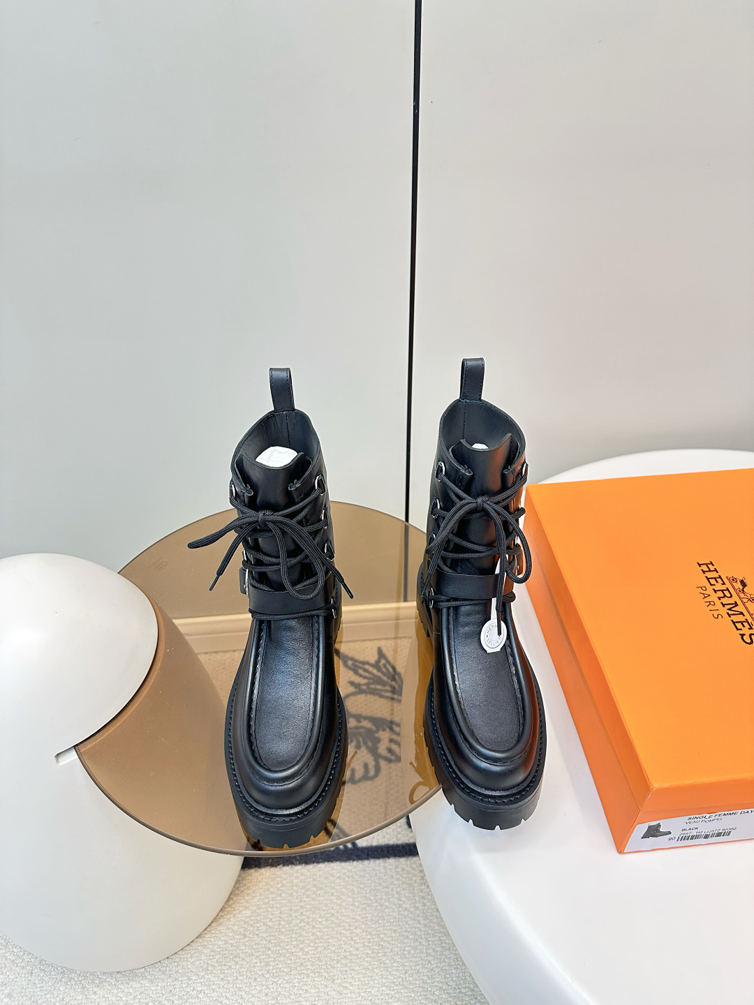 NO:627881,Hermes H's new model, too cool and fashionable Martin boots, a popular model for all, top original quality, the highest version on the market, imported first-layer nappa cowhide for the upper, cowhide lining, mixed sheepskin for the feet, selected first-layer calfskin high-heeled ankle boots, the fabric reveals a warm luster, and the high-quality cowhide lining creates a strong boot shape. It wraps your beautiful legs in all aspects, the heel of about 3 cm shows feminine charm, and the full leather outsole creates a fashionable retro look. The heel height is about 3 cm  The tube height is about 16 cm. The sole is original molded TPU combination sole!  Size 35-39 (40 can be customized without return or exchange), boots, hermes, boots, cowhide, sheepskin, Leather soles19860909Hermes H家新款 太酷辣时尚马丁靴 全民网红款,顶级原单品质,市面最高版本, 鞋面进口头层纳帕牛皮,内里牛皮,垫脚混种羊皮,精选头层小牛皮高跟及踝靴,面料透露温润光泽,上乘的牛皮内里塑造坚挺靴型. 全方面包裹你的美腿、约3厘米后跟展现女性魅力,全真皮大底打造时尚复古造型. 跟高约3厘米 筒高约16厘米 鞋底原版开模tpu组合底！ Size35-39码（40可定制不退不换）,靴子,hermes,boots,cowhide,sheepskin,Leather soles,Women's Shoes