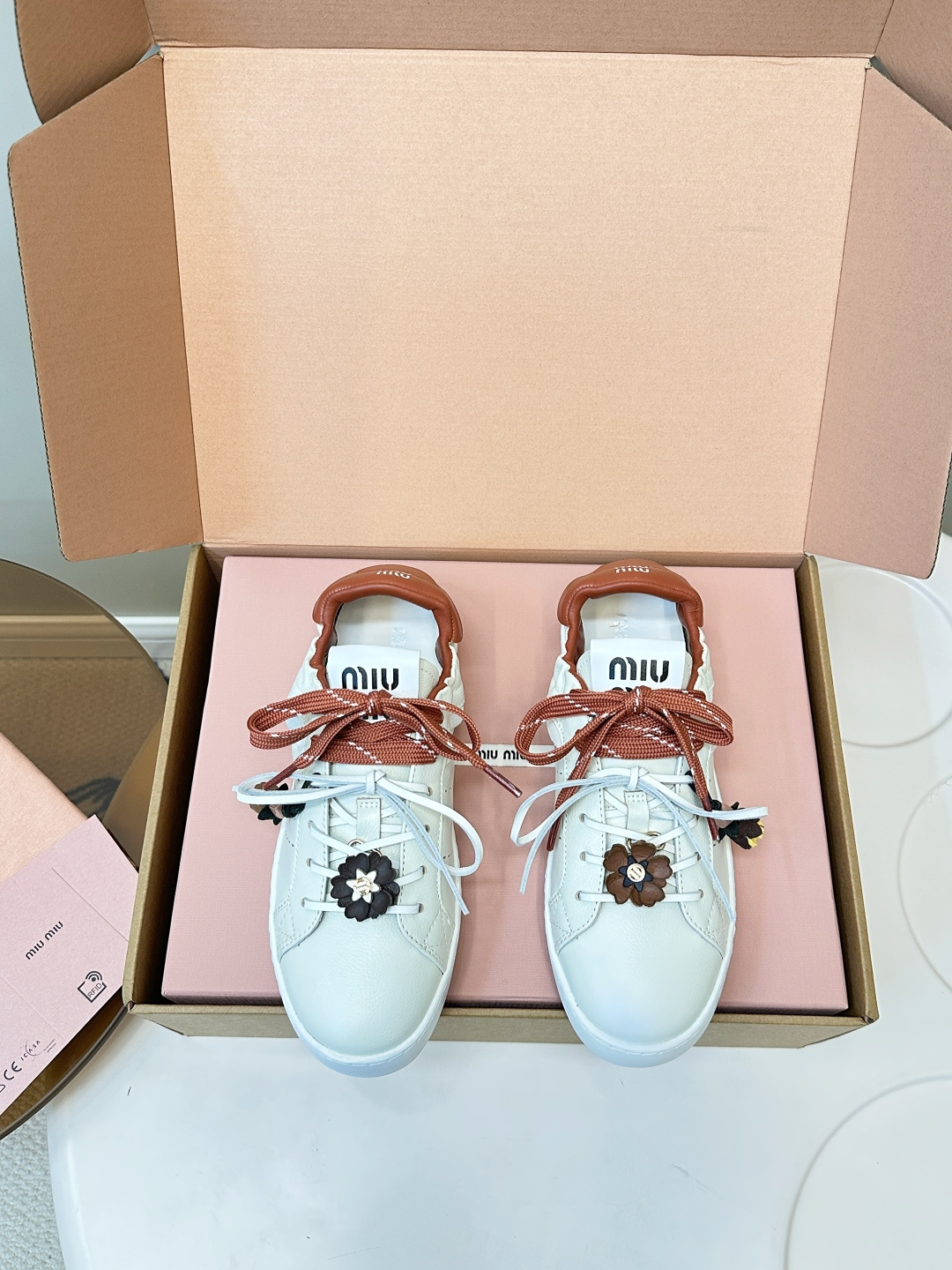 NO:627915,Top version (airplane box set + original fasteners) MIUMIU｜Miu Miu 25K new lace-up white shoes Dexun shoes casual shoes This Maillard-style white sneakers have a proper American casual style ~ a must-have for daily wear!  It’s a perfect piece that looks great on the feet, is comfortable, classic and versatile!  Fabric imported custom-made grain cowhide, lining imported sheepskin, outsole original molded rubber outsole, size 35-39 (40.41 custom-made, non-refundable), casual shoes/sports shoes, miumiu, sneakers, cowhide, sheepskin19860909顶级版本（飞机盒套装+原版扣件） MIUMIU｜缪缪25K 新款系带小白鞋德训鞋休闲鞋 这款美拉德风小白鞋运动鞋妥妥的美式休闲风格～日常穿着必选！ 上脚超级好看舒适经典百搭的绝绝子单品！ 面料进口订制粒面牛皮 内里进口羊皮 大底原版开模橡胶大底 码数35-39（40.41订做不退换）,休闲鞋/运动鞋,miumiu,sneakers,cowhide,sheepskin,Women's Shoes